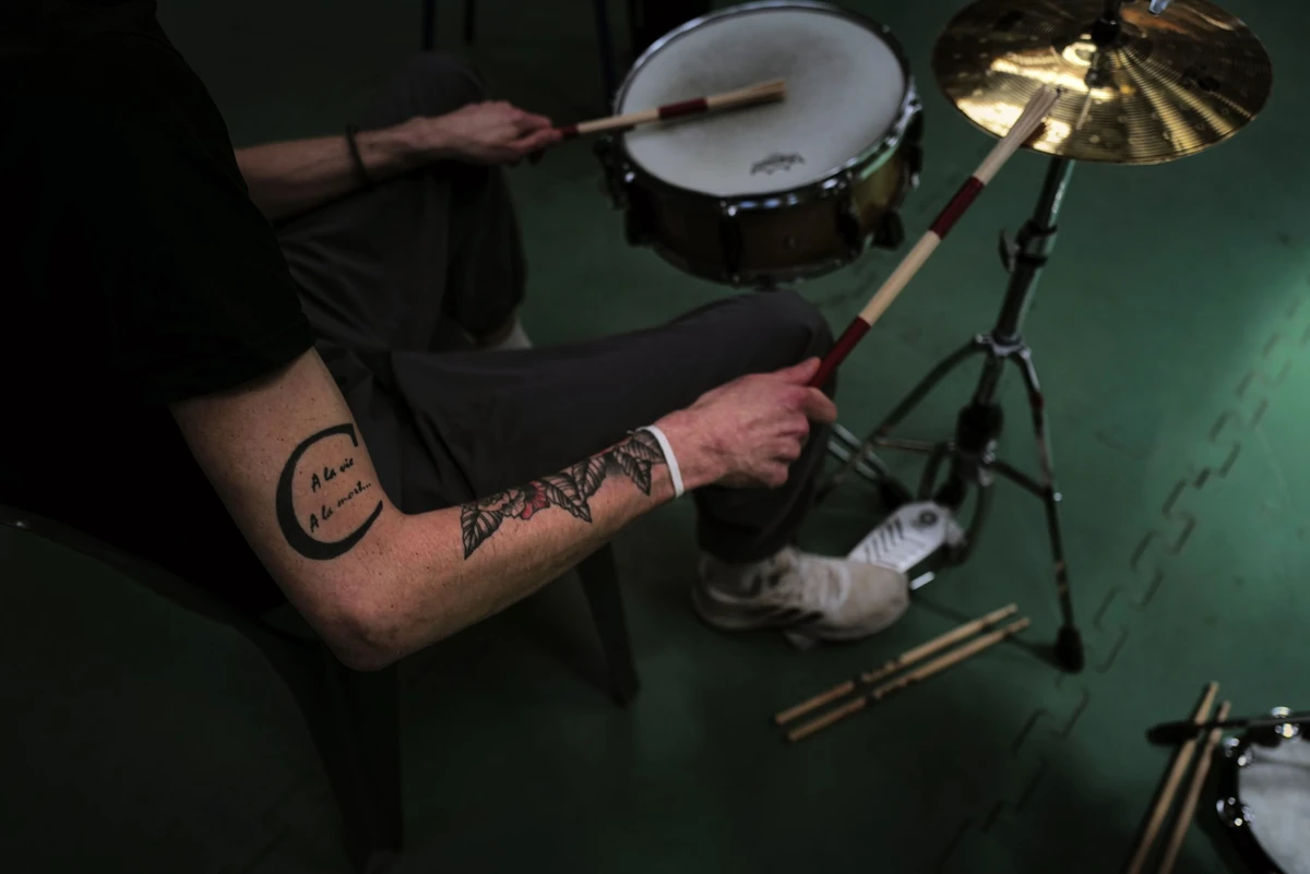 Un détenu joue de la caisse claire avec des musiciens professionnels lors d'un concert de jazz organisé à la prison de Saint-Quentin-Fallavier, dans l'est de la France, le 5 juillet 2023. (Photo Olivier Chassignole / AFP)