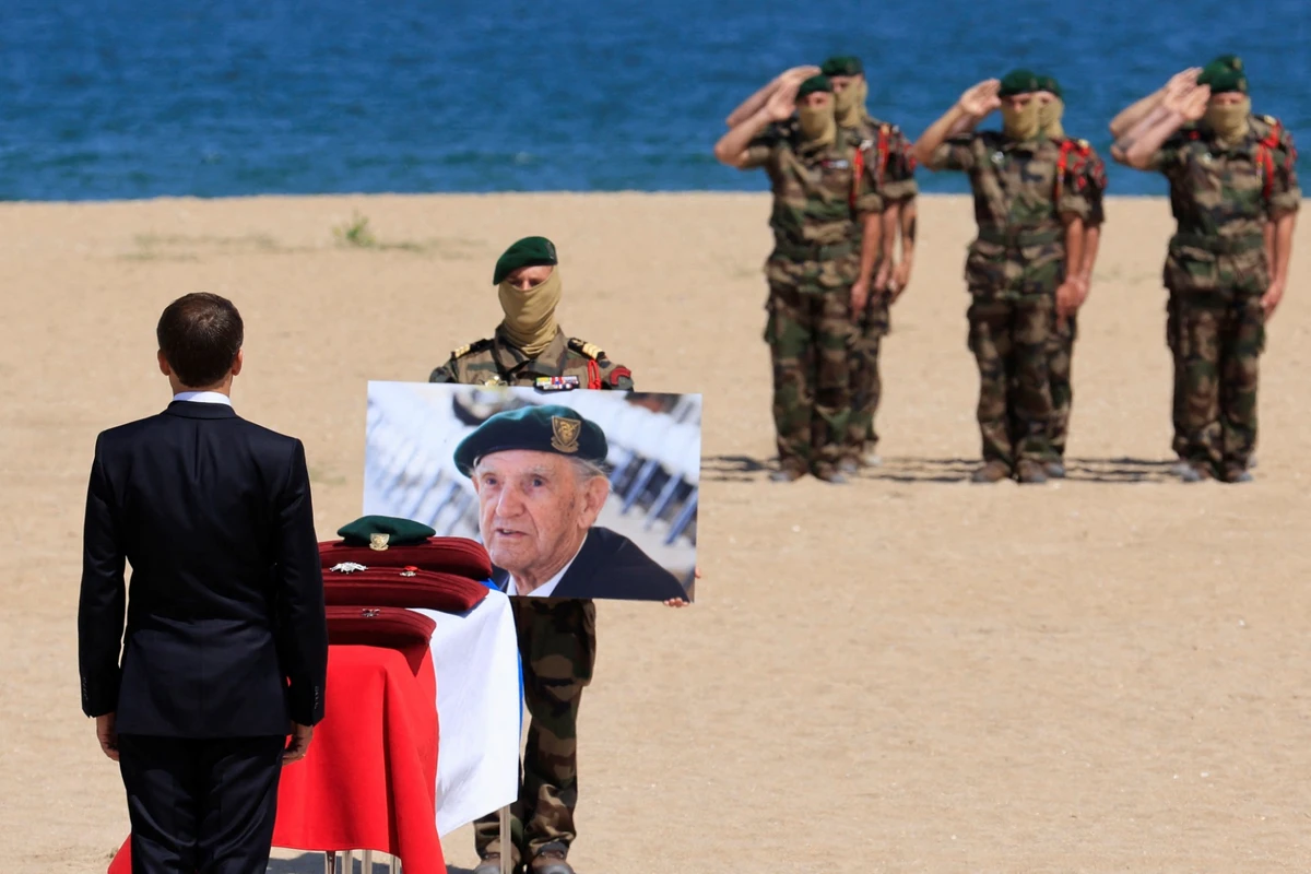 Macron rend hommage au «héros» Léon Gautier, dernier héros français du Débarquement en Normandie