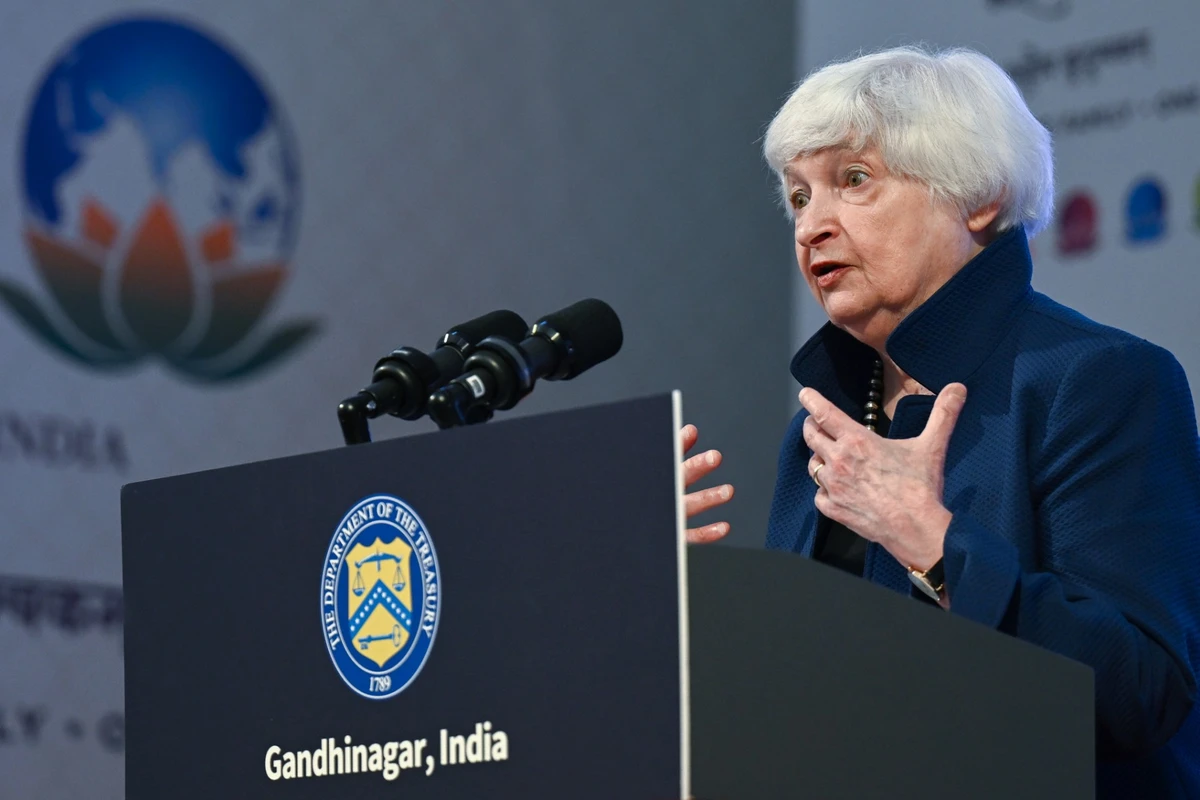Janet Yellen, secrétaire au Trésor américain, s'exprime lors d'une conférence de presse avant les réunions des ministres des Finances et des gouverneurs des banques centrales du G20 (FMCBG) et des suppléants des banques centrales et des finances (FCBD), au Mahatma Mandir à Gandhinagar, le 16 juillet 2023. (Photo par Punit PARANJPE / AFP)