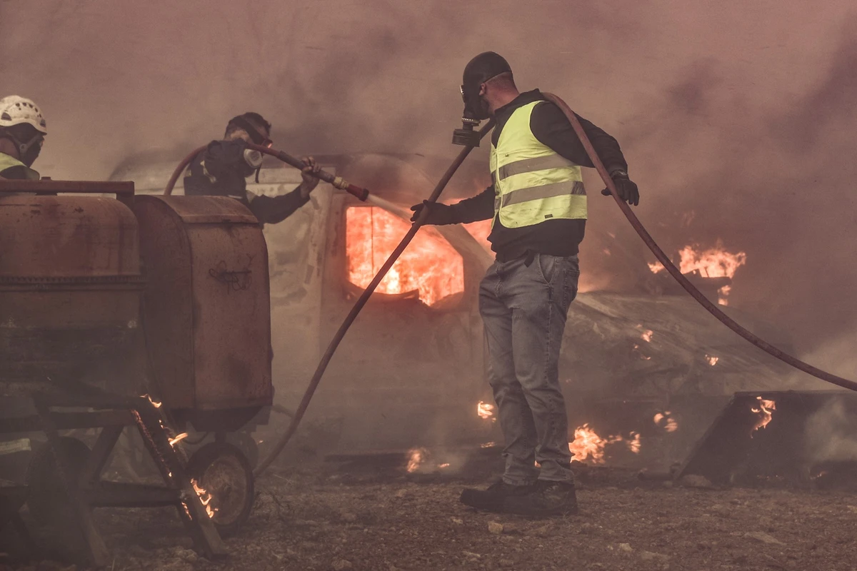 Incendies en Grèce: les pompiers poursuivent leur lutte contre les flammes