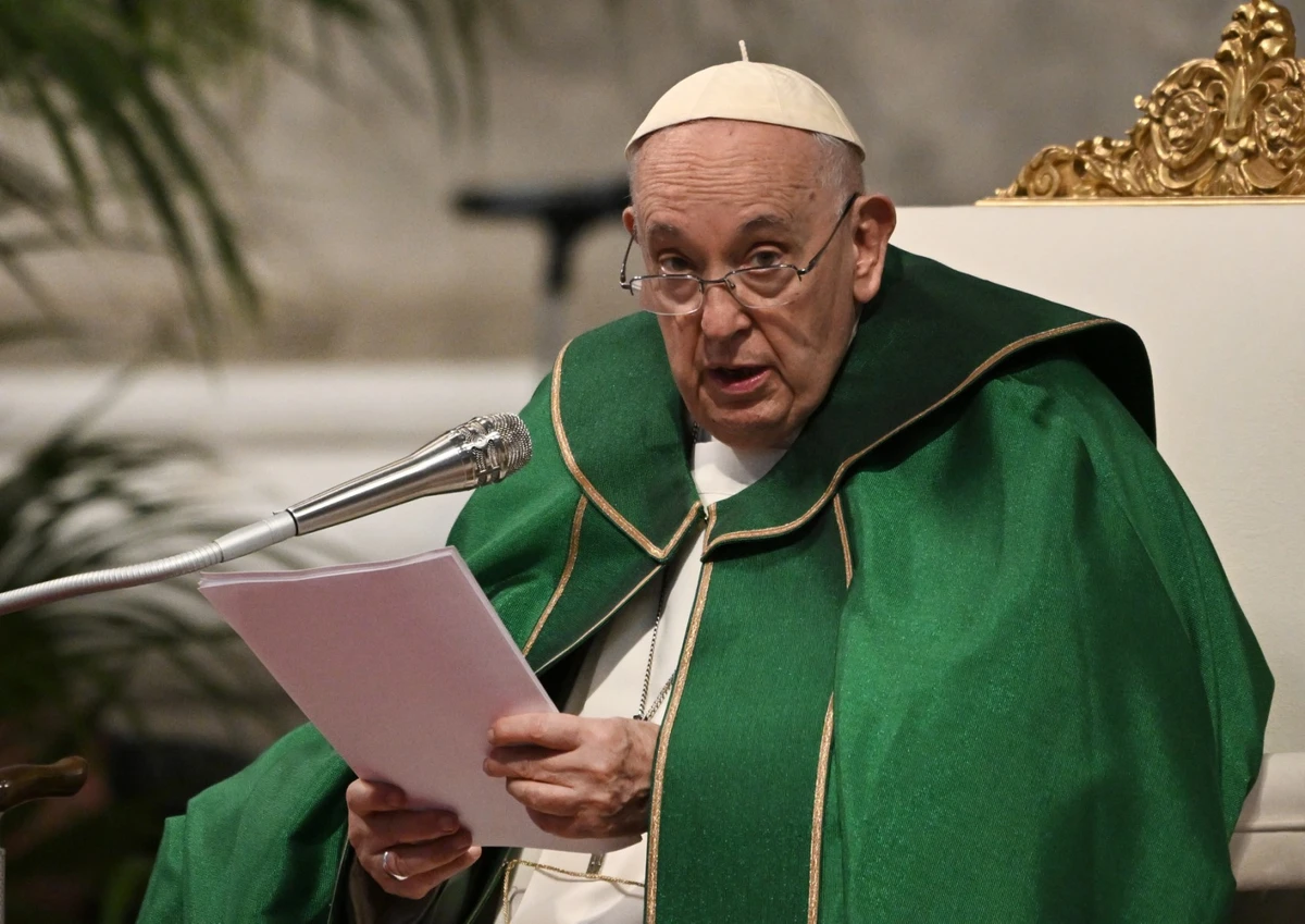 Le pape François s'exprime lors d'une messe célébrant la Journée mondiale des grands-parents et des personnes âgées dans la basilique Saint-Pierre au Vatican, le 23 juillet 2023. (Photo de Tiziana FABI / AFP)