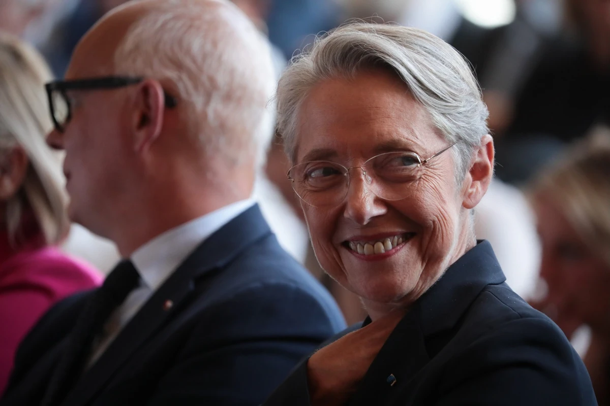 Le Premier ministre français Elisabeth Borne participe à une réunion après la signature du protocole de partenariat des Contrats de plan Etat-Région (CPER) pour le nouveau centre universitaire, à l'hôtel de ville du Havre, dans le nord-ouest de la France, le 25 juillet 2023. (Photo Lou Benoist / AFP)