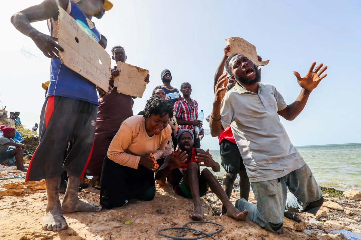 «Nous ne sommes pas des animaux»: des centaines de migrants coincés entre la Tunisie et la Libye