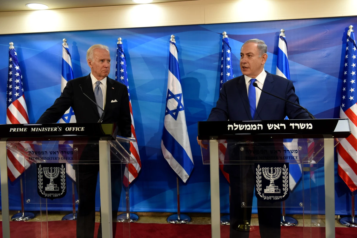 Le président américain Joe Biden (à gauche), alors vice-président, écoute le Premier ministre israélien Benjamin Netanyahu lors d'une déclaration commune dans le bureau du Premier ministre à Jérusalem, le 9 mars 2016. (Photo Debbie Hill / Pool / AFP)