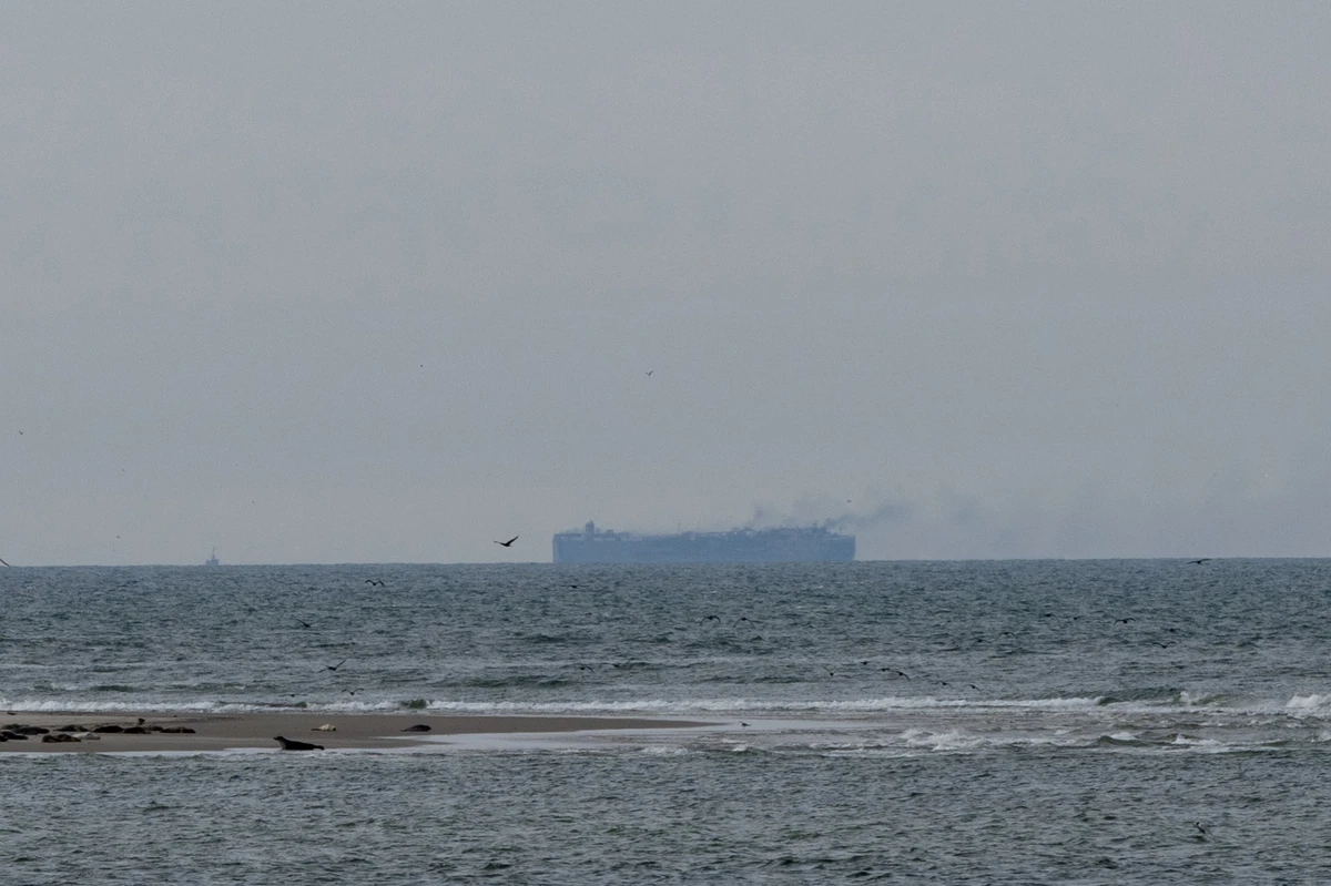 Cargo en feu au large des Pays-Bas: début du remorquage attendu samedi