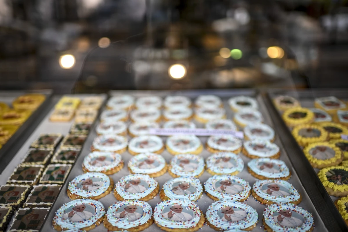 Des biscuits à l'effigie du Pape François à la pâtisserie Balcao do Marques à Lisbonne le 28 juillet 2023. (Photo Patricia De Melo Moreira / AFP)