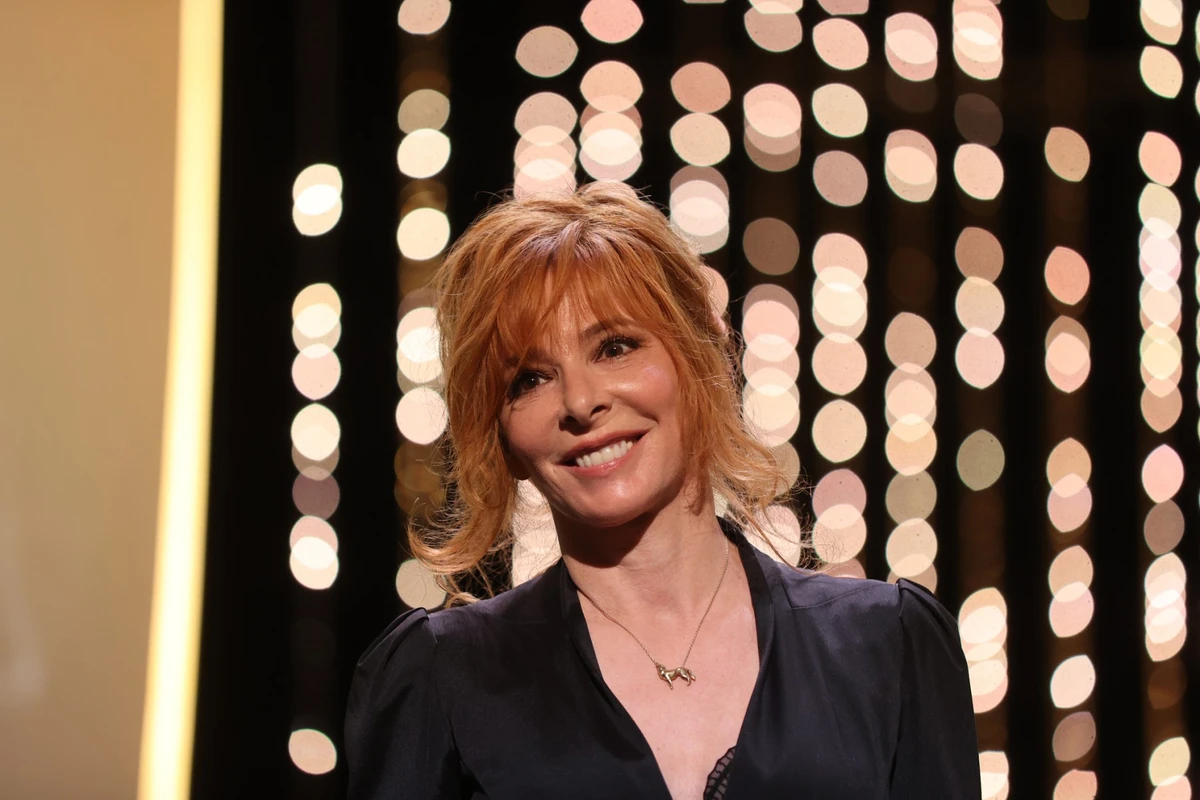 La chanteuse franco-canadienne et membre du jury de la sélection officielle Mylène Farmer arrive sur scène lors de la cérémonie de clôture de la 74e édition du Festival de Cannes à Cannes, dans le sud de la France, le 17 juillet 2021. / AFP / Valery HACHE