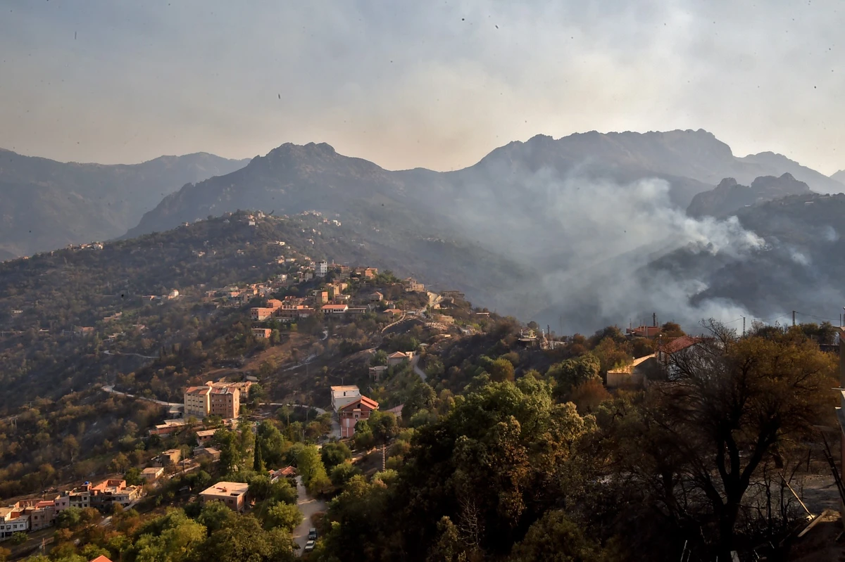 Algérie: au moins 34 morts dont 10 militaires dans de violents incendies