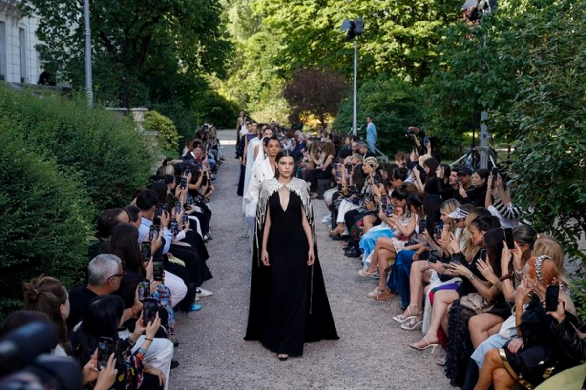 La créatrice marocaine Sara Chraibi présente sa dernière collection à la Fashion Week de Paris