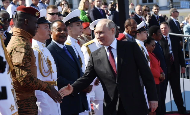 Poutine et plusieurs dirigeants africains assistent à une parade navale à Saint-Pétersbourg