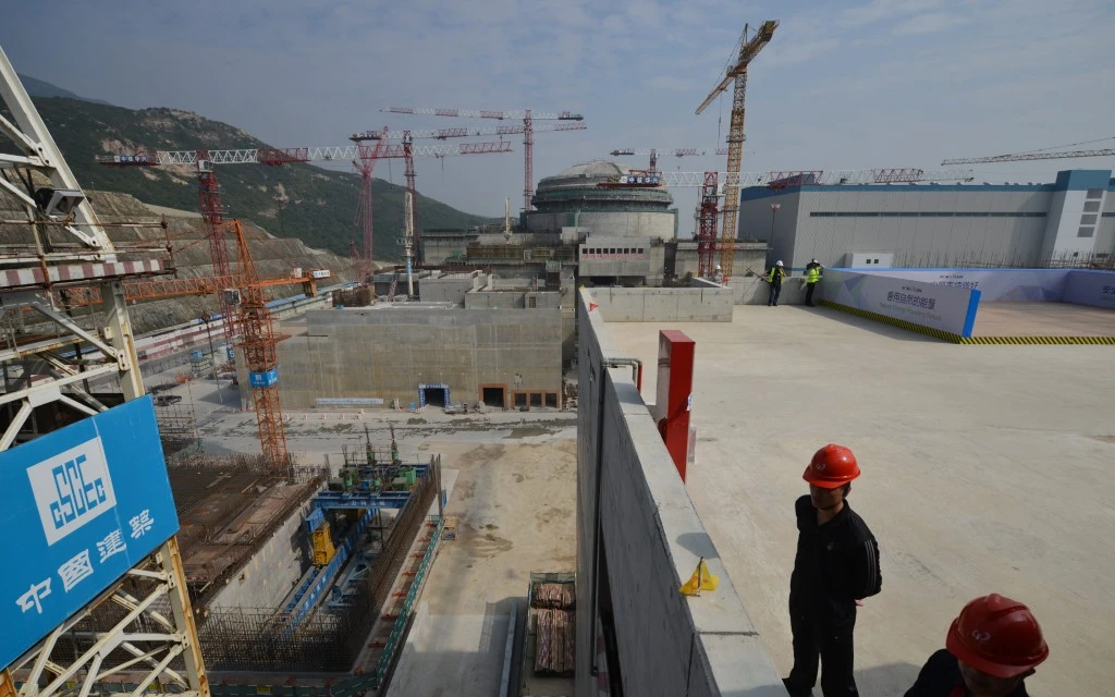 Nucléaire: Un EPR chinois à l'arrêt, et des questions sur le programme français