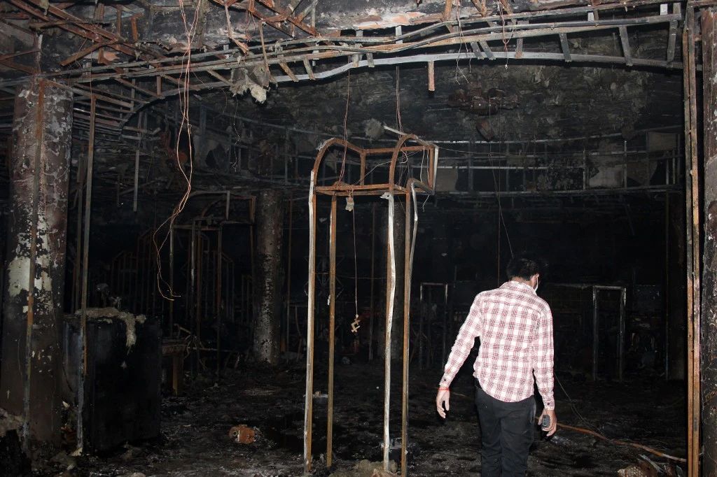 Un officier de police cambodgien marche à l'intérieur d'une boîte de nuit incendiée dans la province de Siem Reap le 18 novembre 2014. (Photo, AFP)