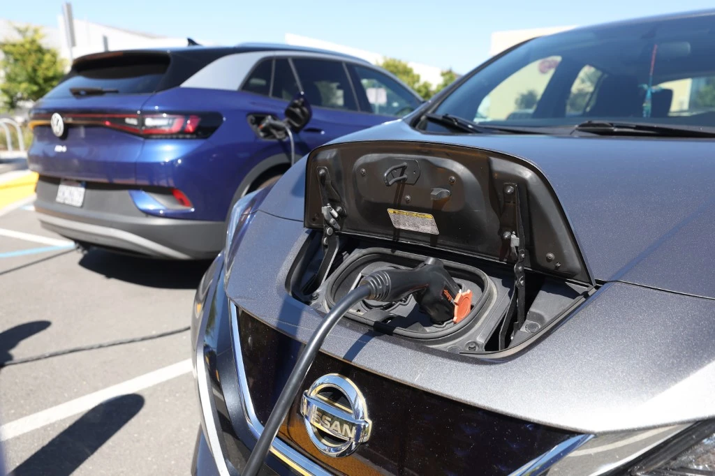 Des voitures électriques Nissan et Volkswagen sont garées à une station de recharge Charge Point EV le 28 juillet 2023 à Corte Madera, en Californie. (Justin Sullivan/Getty Images/AFP)