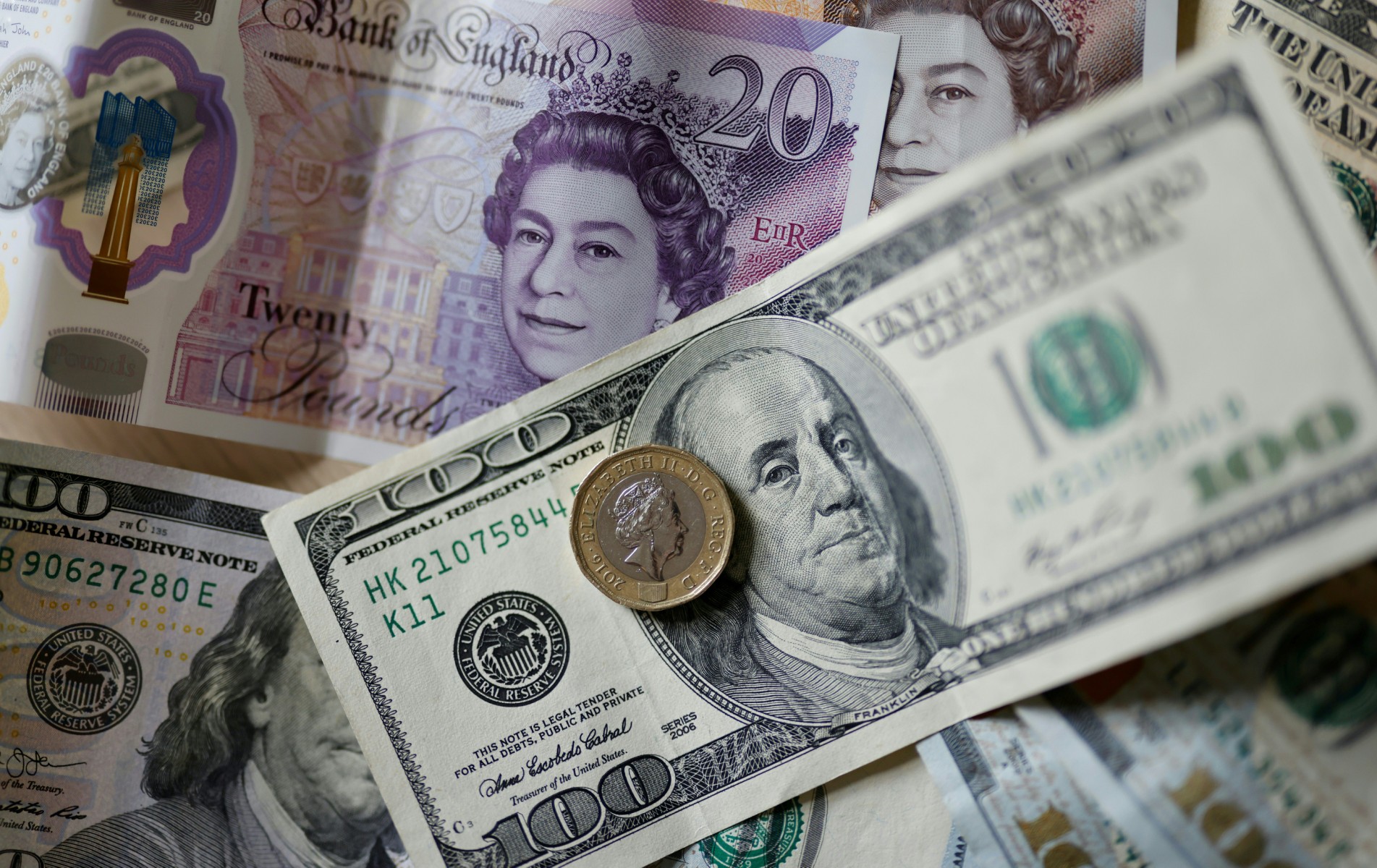 Le dollar profite de son statut de valeur refuge