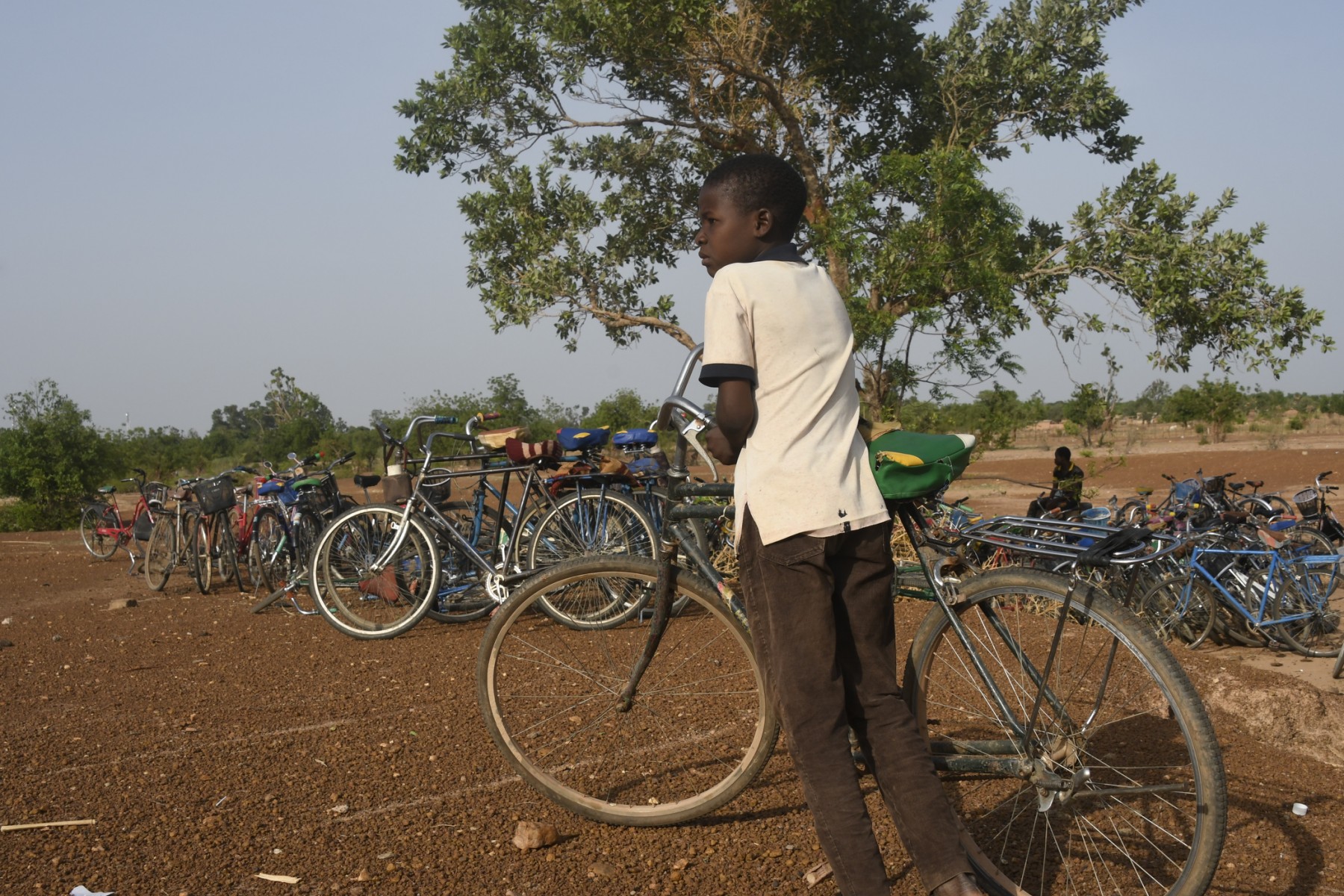 Un garçon de la ville de Makalondi (sud-ouest du Niger) roule à vélo en raison de l'interdiction des motos visant à limiter les mouvements des combattants jihadistes dans cette région du théâtre des "trois frontières (Niger-Mali-Burkina) depuis 2017 des attaques sanglantes attribuées à l'État islamique dans le Grand Sahara (ETGS). (Photo BOUREIMA HAMA / AFP)