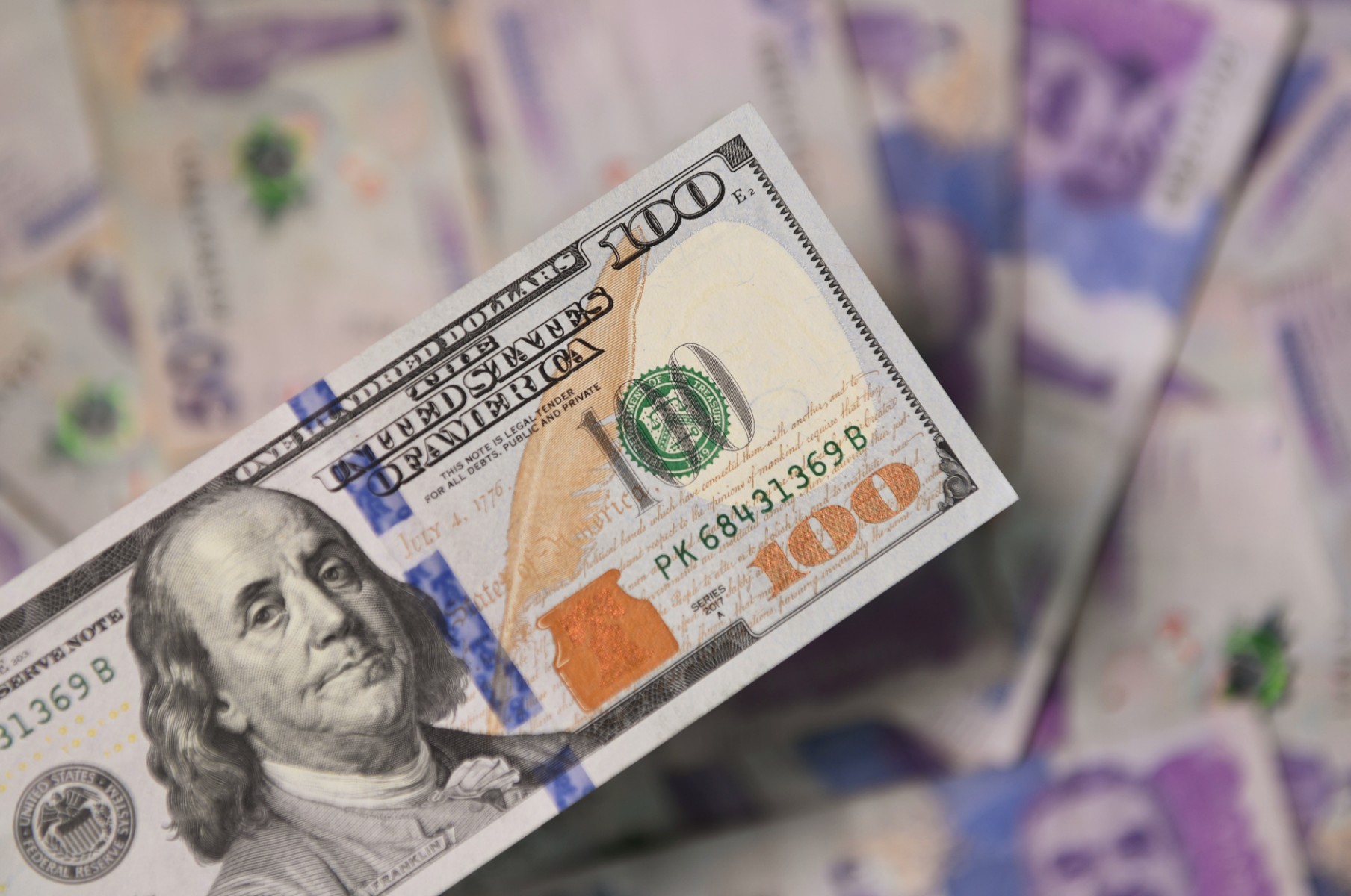 Le dollar profite de données économiques américaines encourageantes