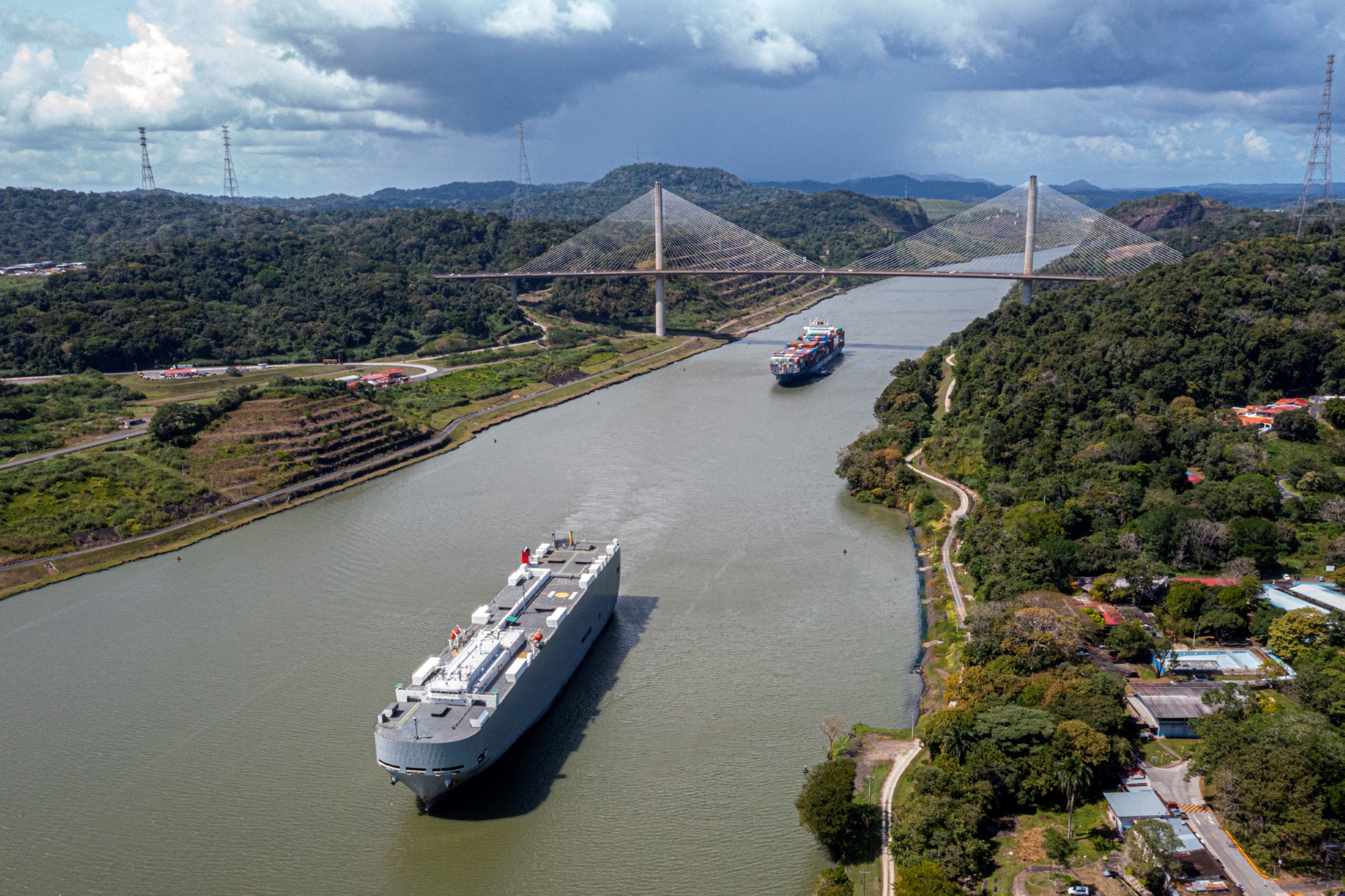 Vue aérienne du canal de Panama dans la zone des écluses Pedro Miguel, à Panama City le 13 décembre 2022. Chaque fois qu'un navire franchit l'écluse de Miraflores, la porte la plus célèbre du canal de Panama, 200 millions de litres d'eau douce sont déversés dans la mer. (Photo Luis ACOSTA / AFP)