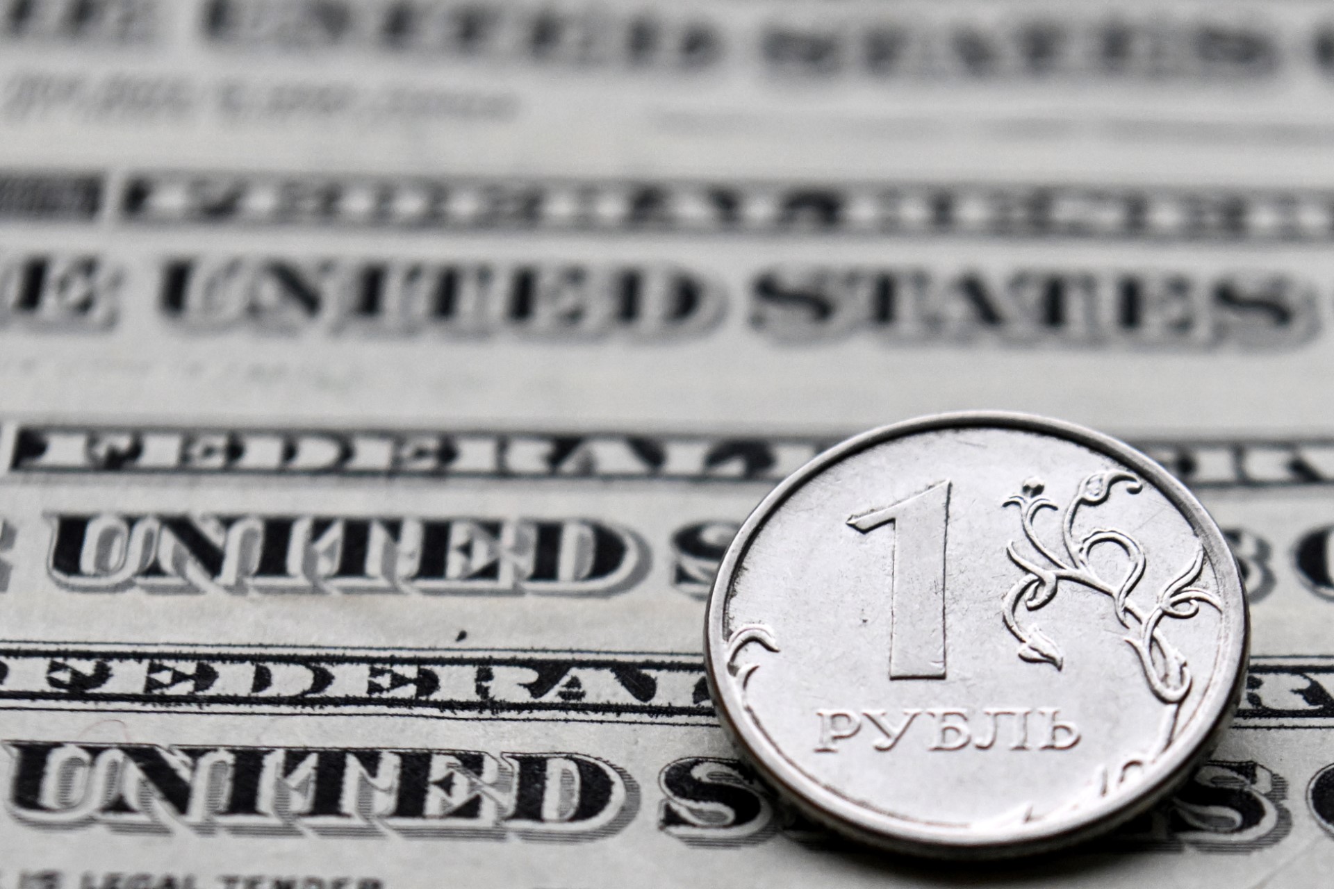 Le rouble au plus bas depuis 16 mois, plombé par inflation et fuite des capitaux