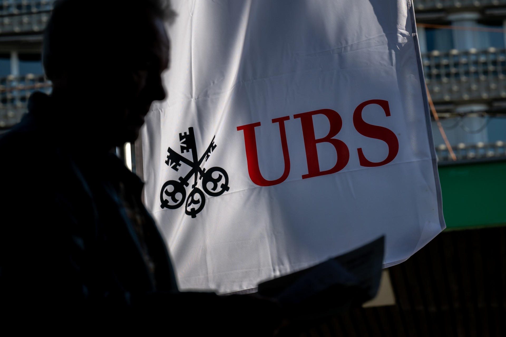 Un actionnaire arrive à l'assemblée générale des actionnaires de la banque UBS à Bâle, le 5 avril 2023, suite à la prise de contrôle du Crédit Suisse par UBS, organisée à la hâte par le gouvernement suisse le 19 mars pour éviter un effondrement financier. (Photo Fabrice Coffrini / AFP)