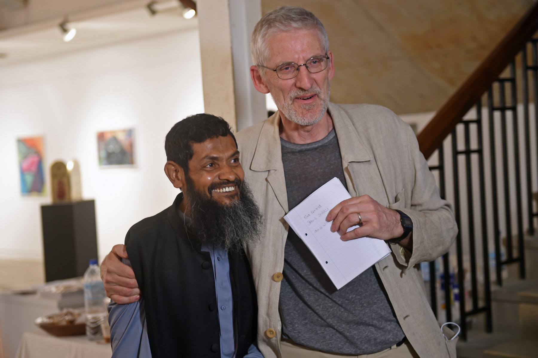 Sur cette photo prise le 2 mai 2023, Ahmed Rabbani (à gauche), un Pakistanais récemment libéré de la prison de Guantanamo Bay, se tient aux côtés de son avocat Clive Stafford Smith lors d'une exposition de ses œuvres intitulée : "La lune oubliée : Liberating Art from Guantanamo Bay", à Karachi. (Photo de Rizwan Tabassum / AFP).