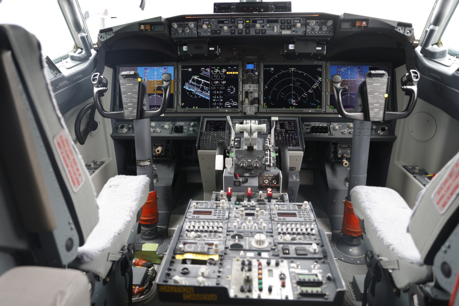 Le cockpit d'un Boeing 737 Max lors du Salon international de l'aéronautique et de l'espace de Paris-Le Bourget, le 20 juin 2023. (Photo de Geoffroy Van der Hasselt / AFP)