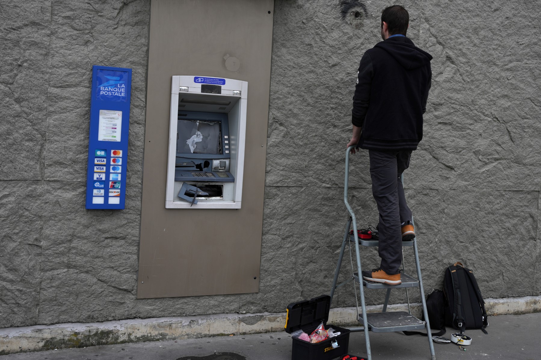 Après les émeutes, la longue marche vers la reconstruction des bâtiments publics