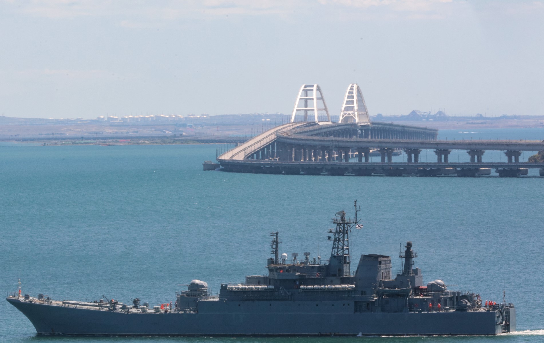 Une photo prise le 17 juillet 2023 montre un navire de guerre russe naviguant près du pont de Kertch, qui relie la Russie continentale à la Crimée, à la suite d'une attaque revendiquée par les forces ukrainiennes. (Photo STRINGER / AFP)