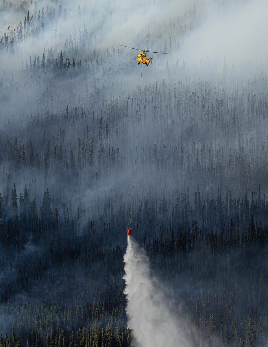 Evacuation de Yellowknife dans le Grand Nord canadien en raison des feux de forêt