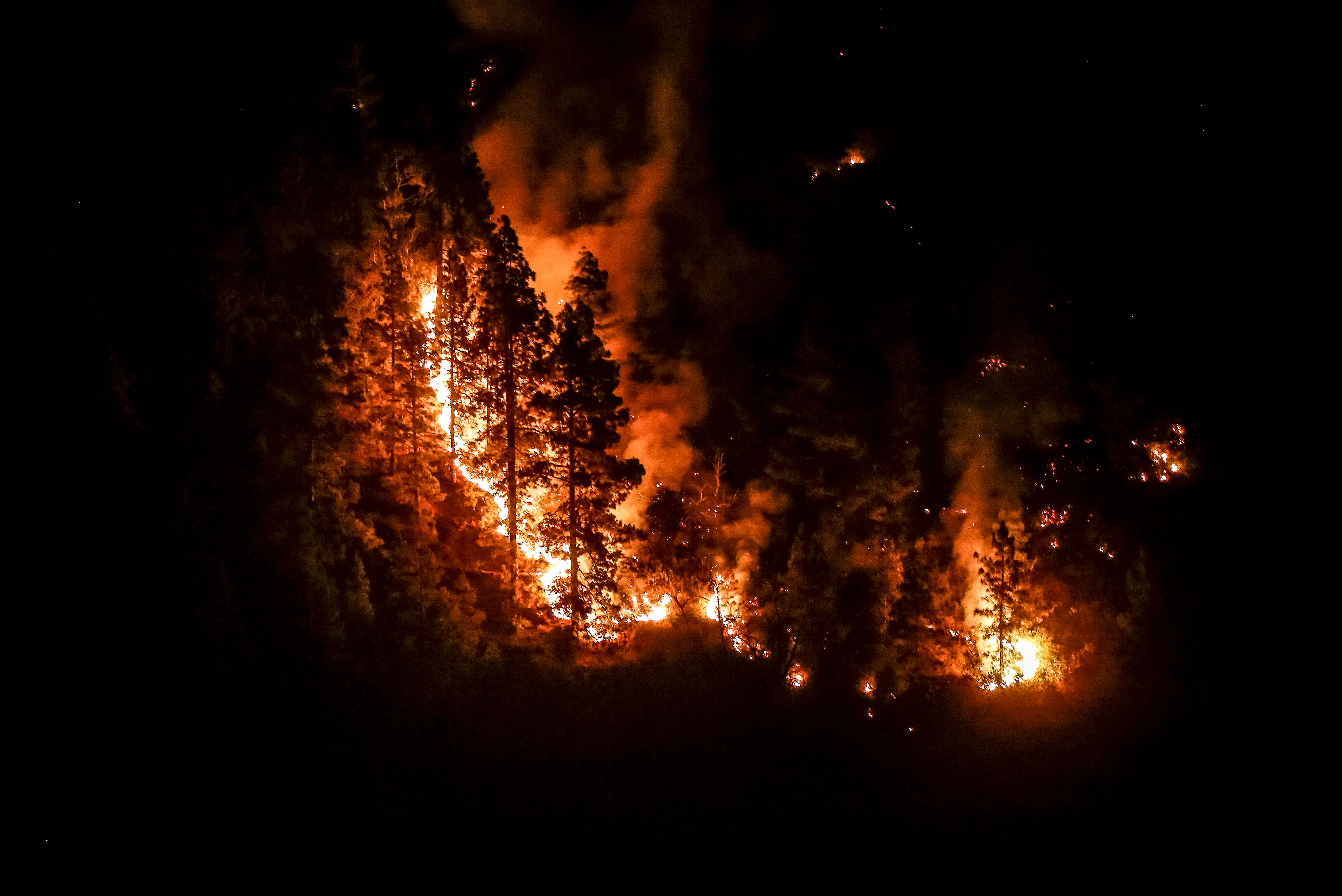 Espagne: Un incendie «compliqué» à la frontière avec la France progresse rapidement