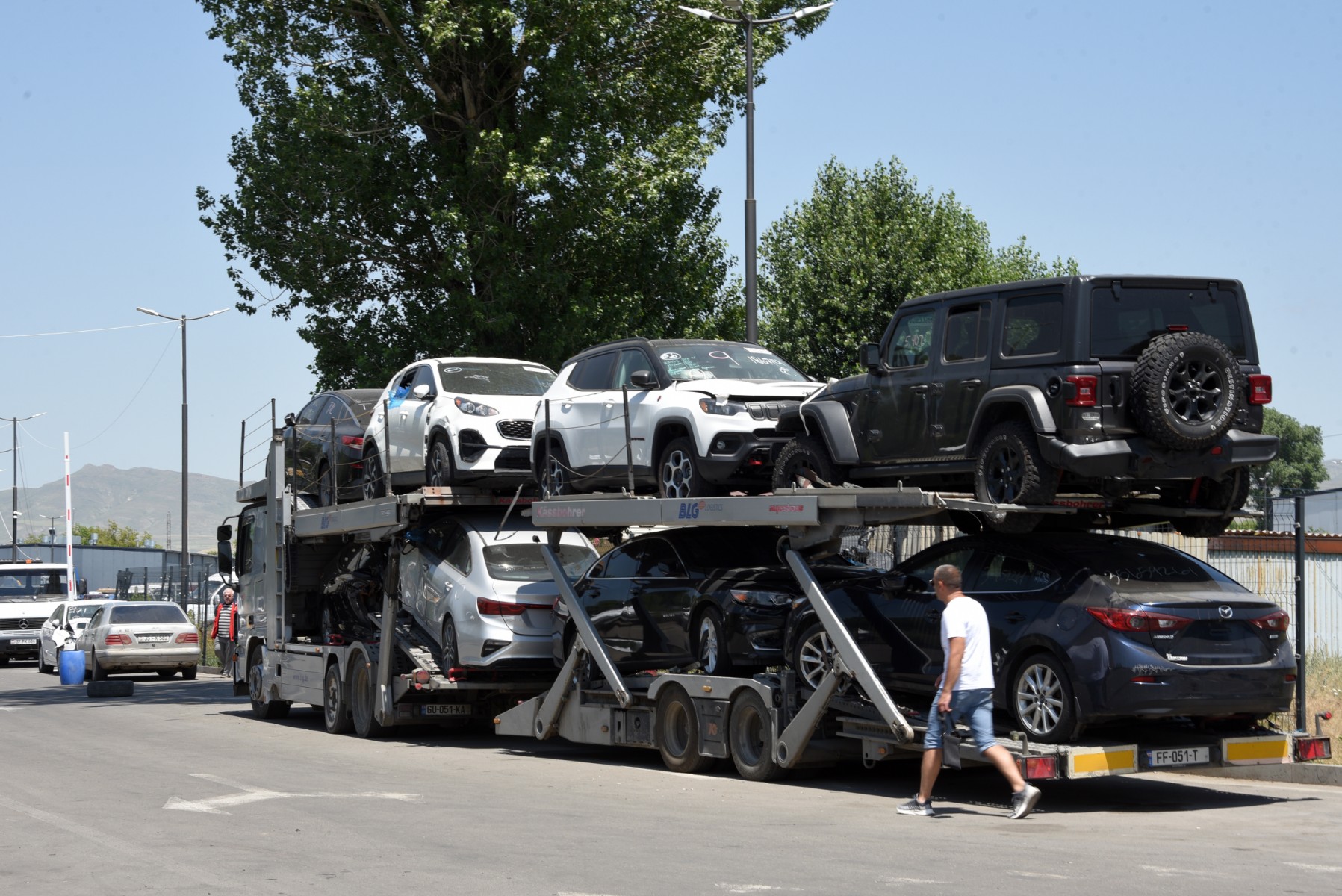 Des voitures d'occasion sont visibles sur une remorque à l'extérieur d'un poste de douane dans la ville arménienne de Gyumri, le 20 juillet 2023. (Photo de Karen MINASYAN / AFP)