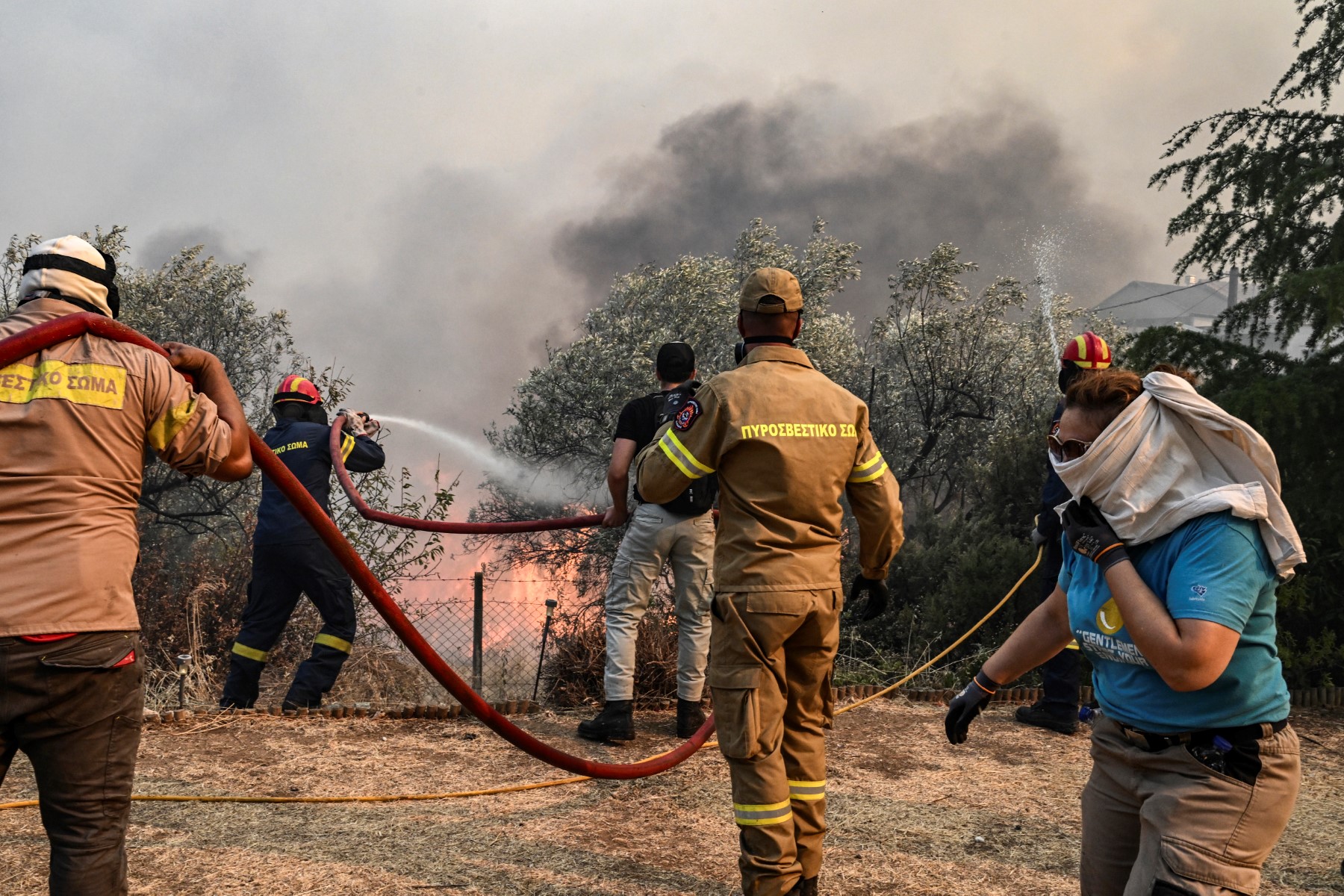 Grèce: les feux de forêt font rage, un mort dans le centre du pays