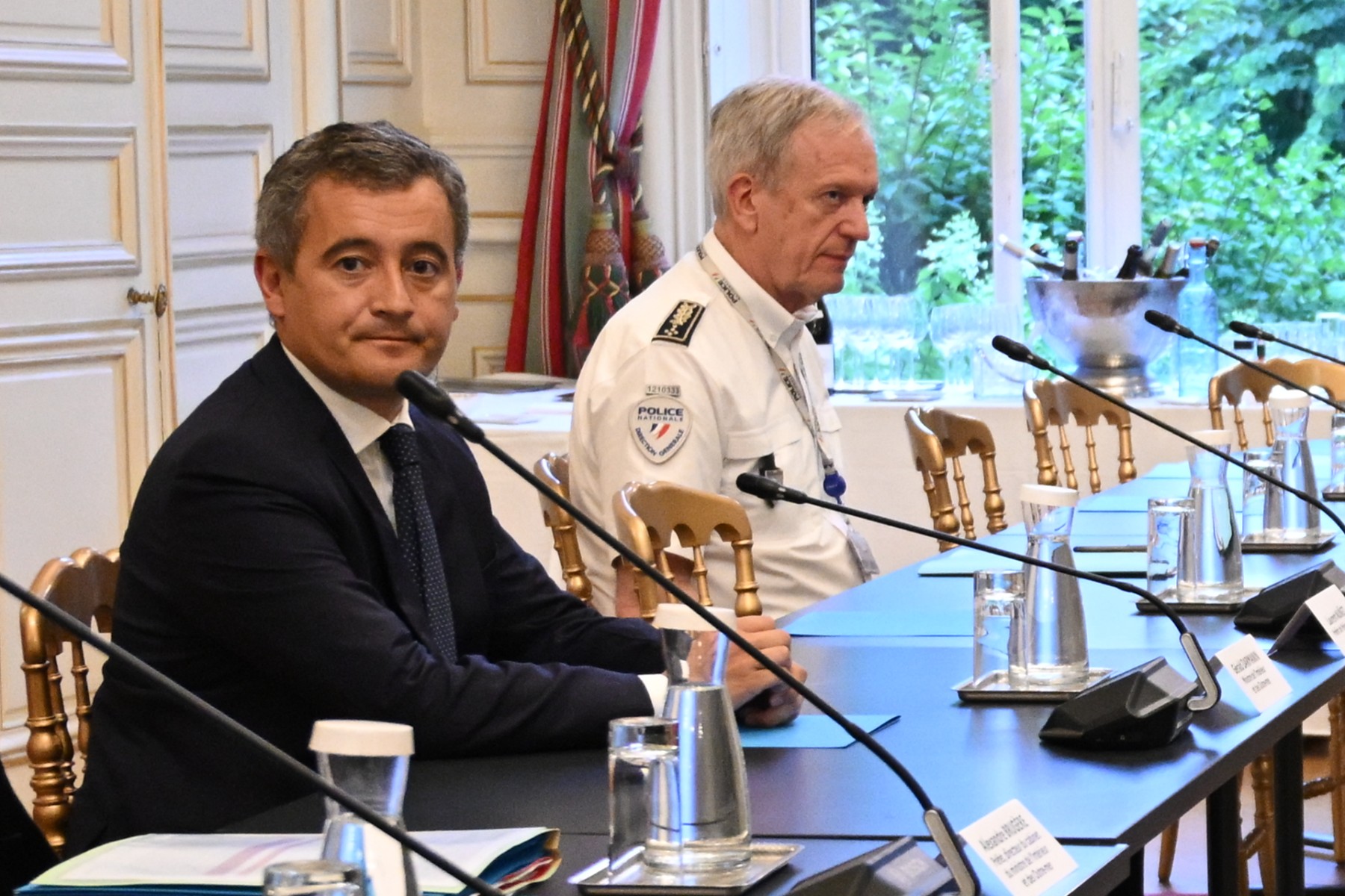 Le ministre de l'Intérieur Gérald Darmanin et le directeur général de la police nationale Frédéric Veaux participent à une réunion avec les syndicats français à l'hôtel Beauvau à Paris le 27 juillet 2023 (Photo Bertrand GUAY / AFP)