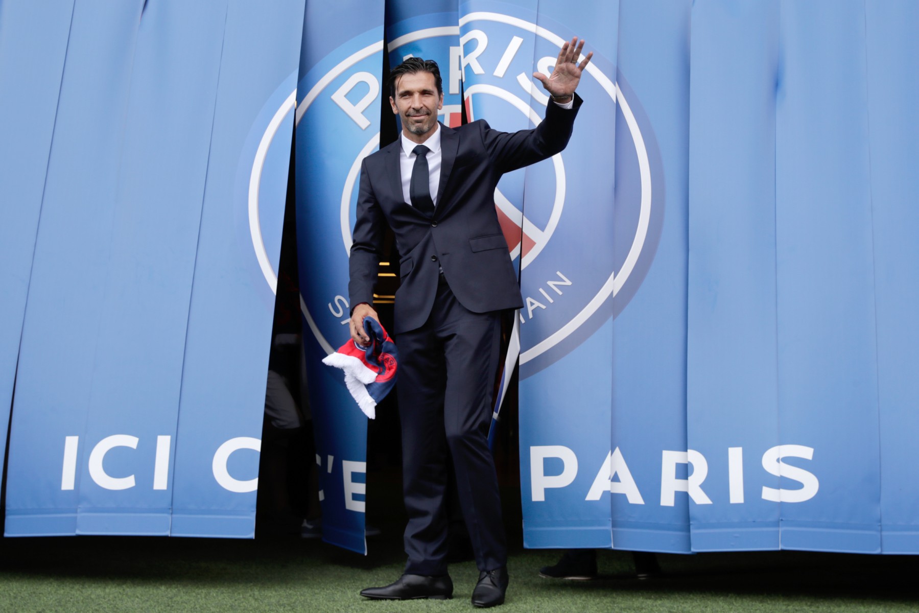 Foot: Gianluigi Buffon met officiellement un terme à sa carrière à 45 ans