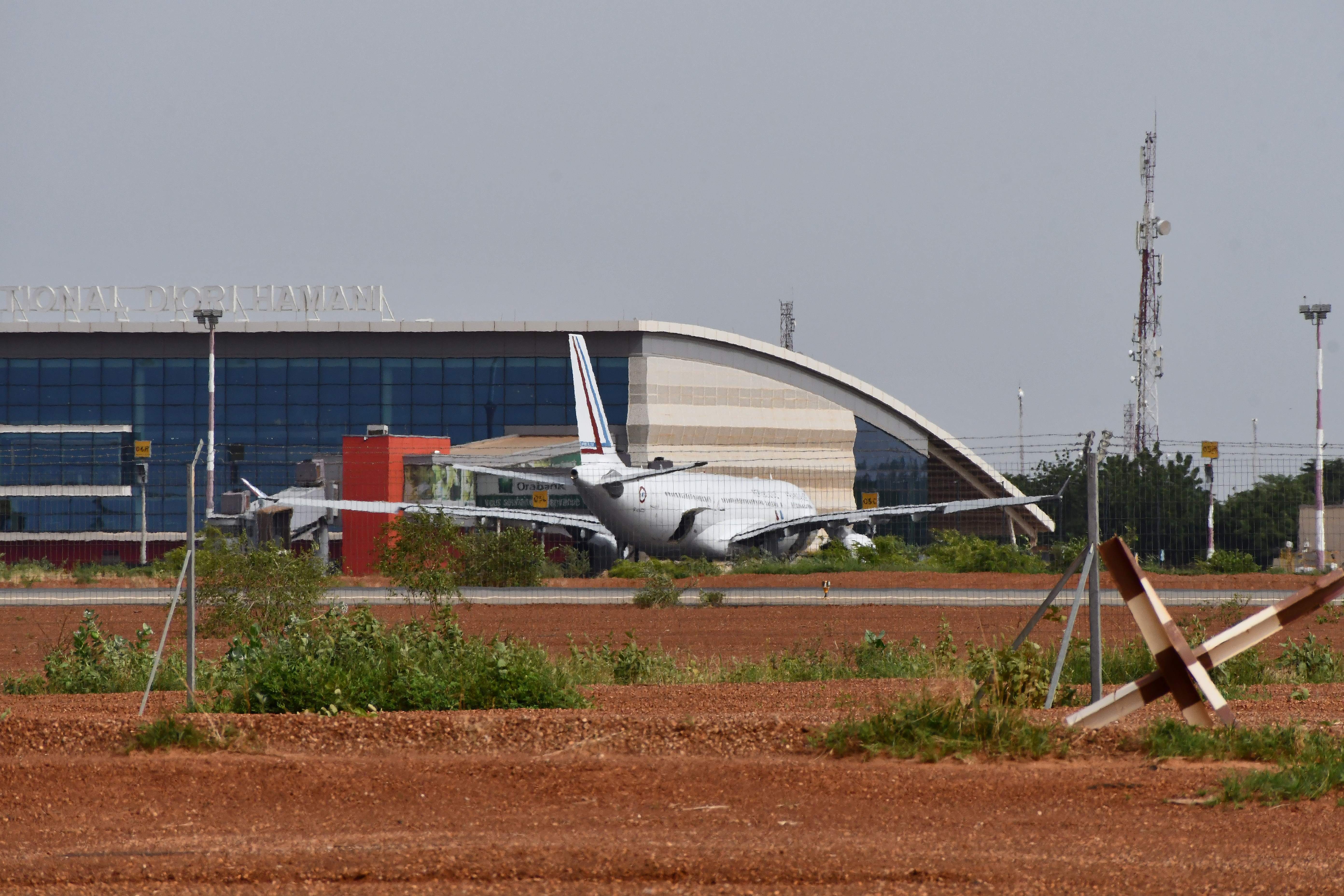 Niger: un premier avion évacuant des Français a décollé de Niamey