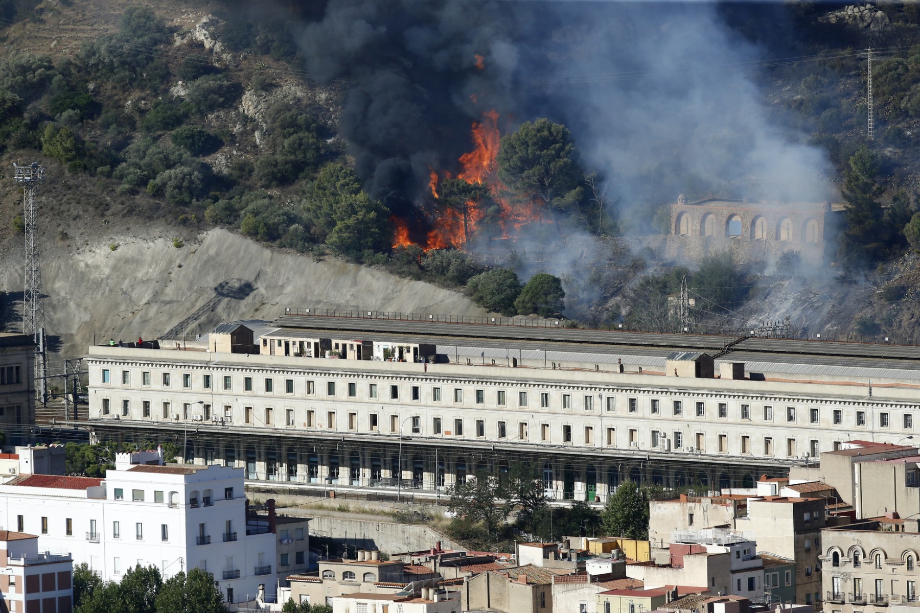 Cette photographie prise le 5 août 2023 montre un incendie, favorisé par des vents violents, dans la proche banlieue de Portbou, près de la frontière franco-espagnole. (Photo par Raymond Roig / AFP)