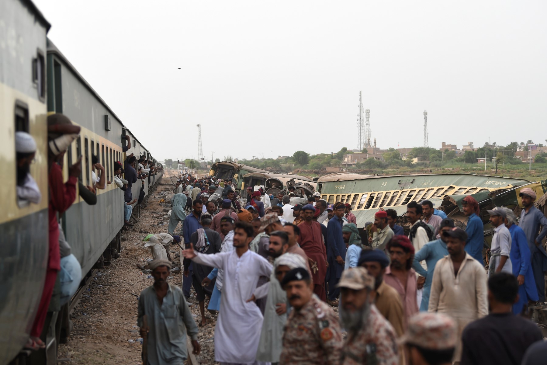 Pakistan: quête d'indices après le déraillement meurtrier d'un train
