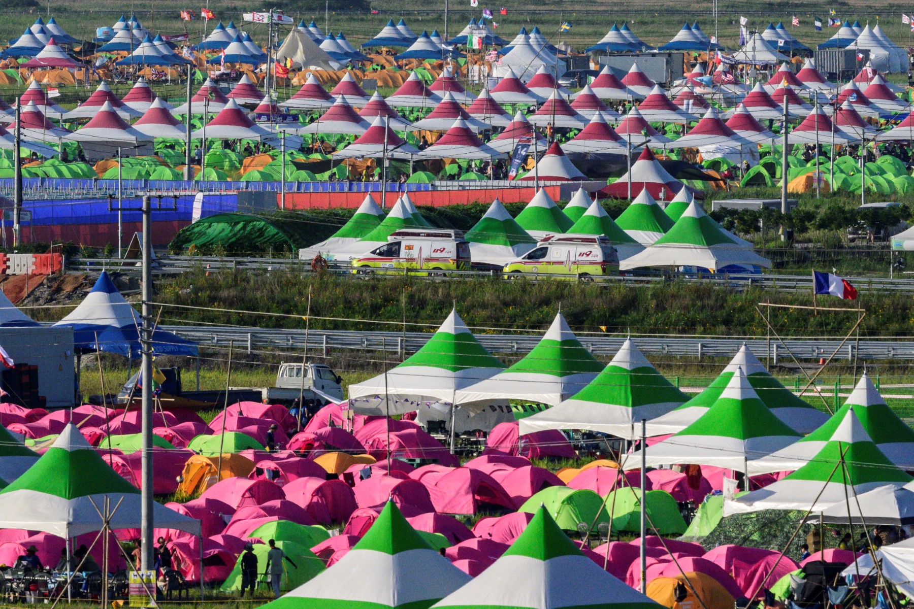 Des ambulances (au centre) sont conduites sur le site du Jamboree Scout Mondial à Buan, dans la province de Jeolla du Nord, le 5 août 2023. (Photo Anthony Wallace / AFP)
