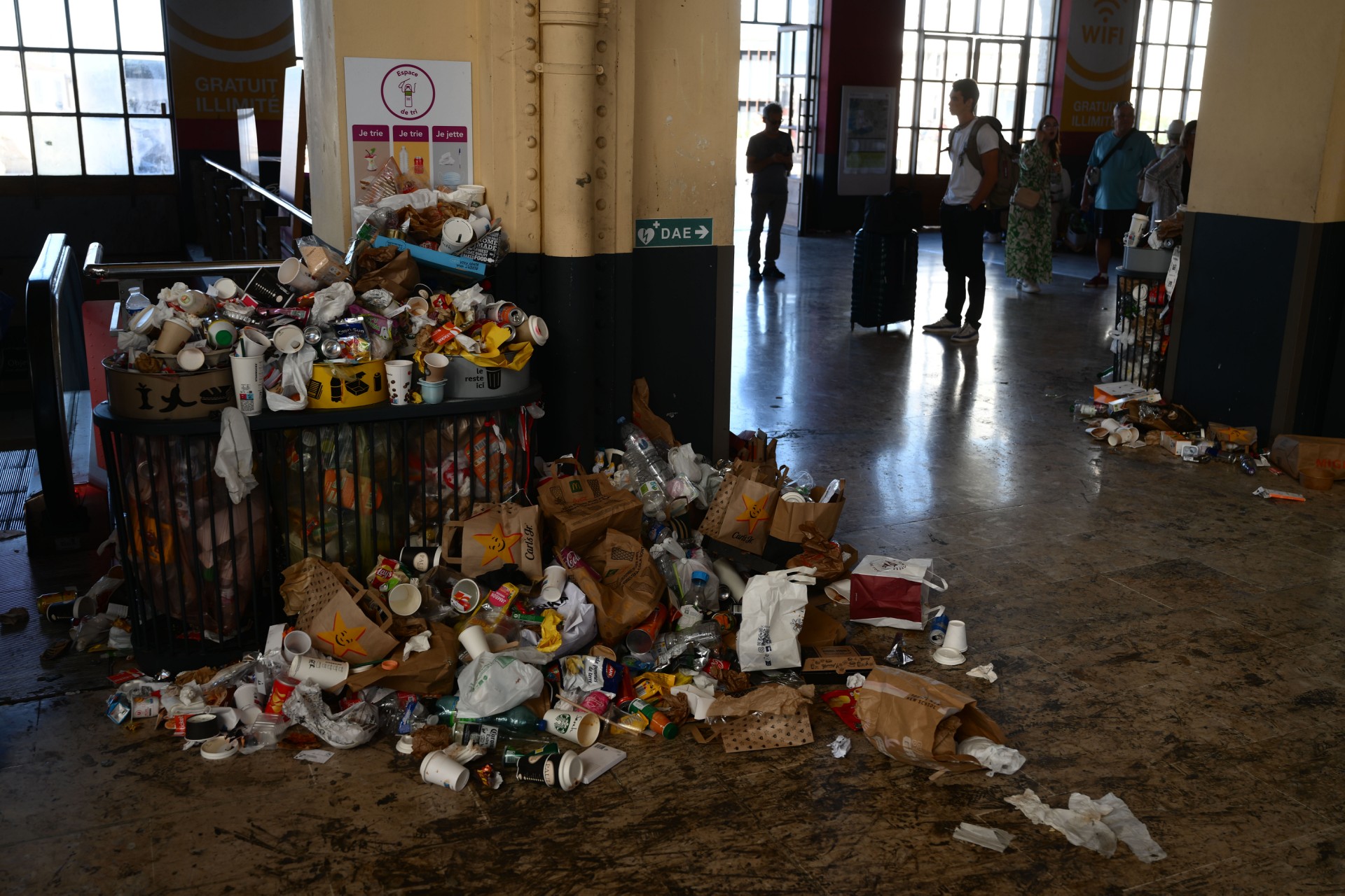Une photo prise le 8 août 2023 montre des piles de déchets à la gare de Marseille Saint-Charles, alors que les agents de nettoyage sont en grève à Marseille, dans le sud de la France. (Photo Christophe SIMON / AFP)