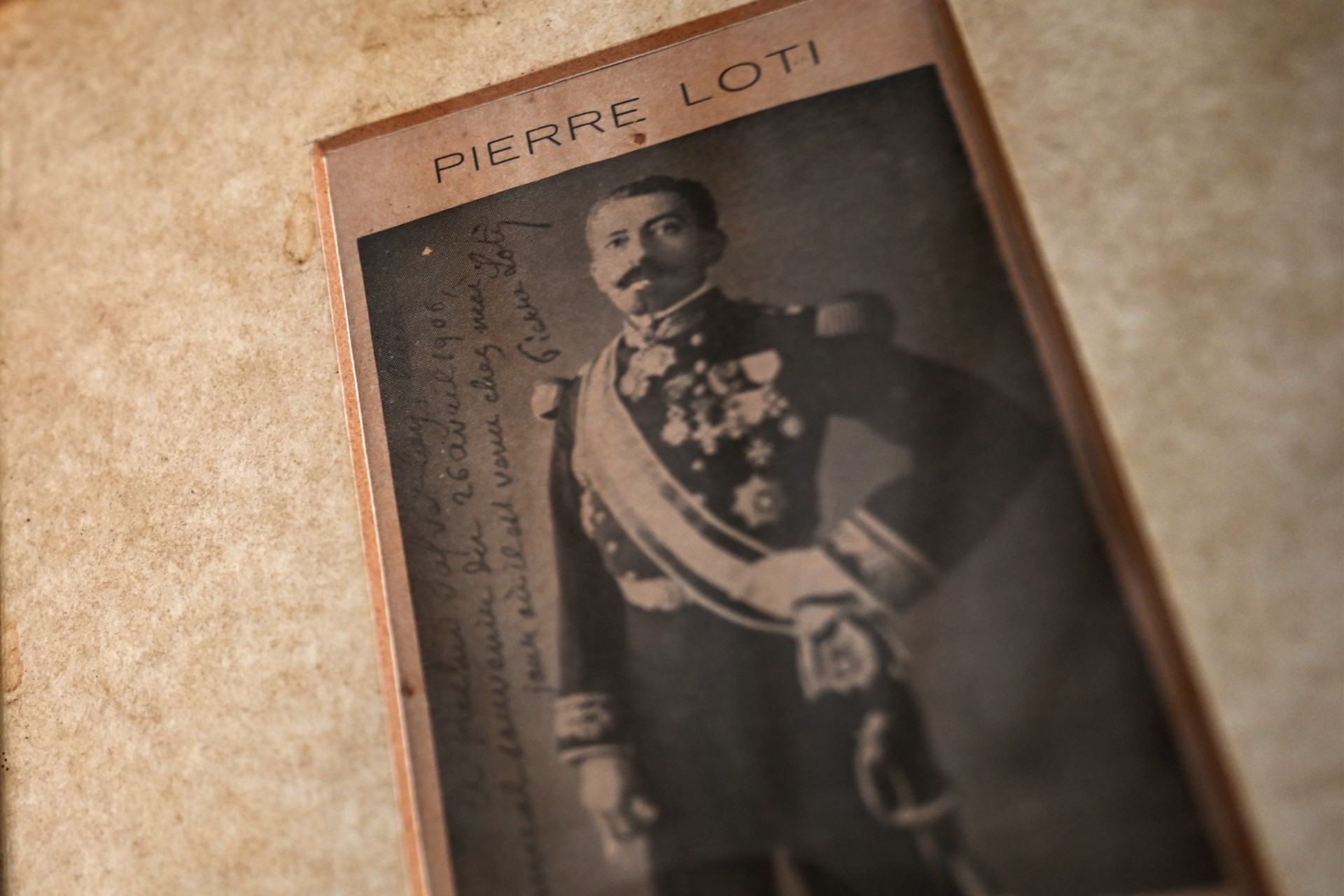 Une image de Pierre Loti est accrochée au mur du café Pierre Loti dans le quartier Eyup Sultan le 26 juillet 2023 à Istanbul