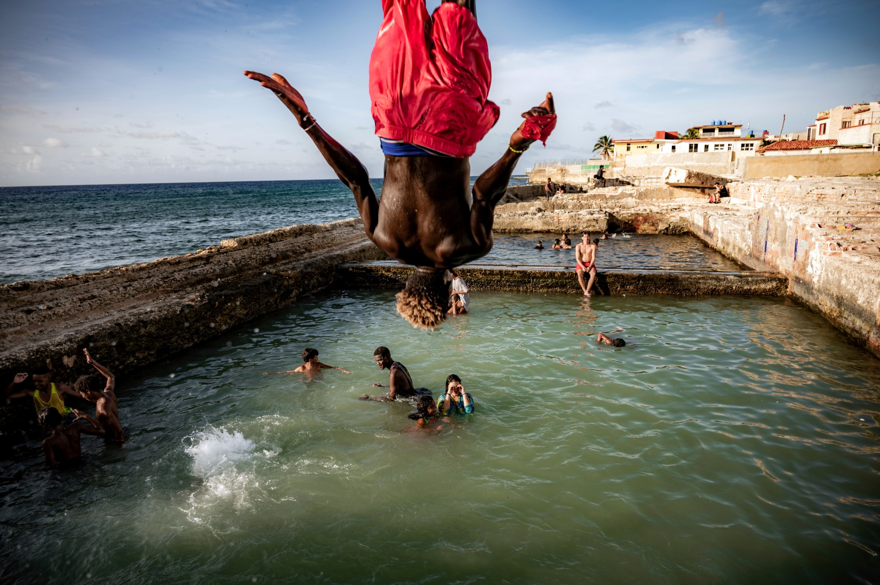 Des Cubains se baignent dans une piscine naturelle au large de La Havane, le 4 août 2023. Avec la chaleur de l'été, les habitants de La Havane se sont précipités vers les piscines naturelles délabrées de la côte de leur ville, construites par de riches familles dans la première moitié du siècle dernier. (Photo Yamil Lage / AFP)