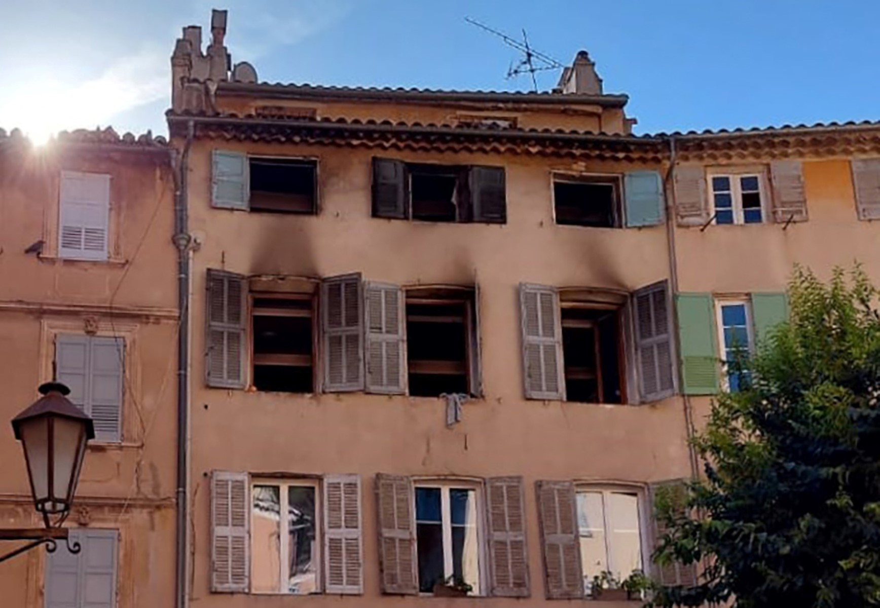Incendie mortel à Grasse: la piste de l'incendie volontaire privilégiée