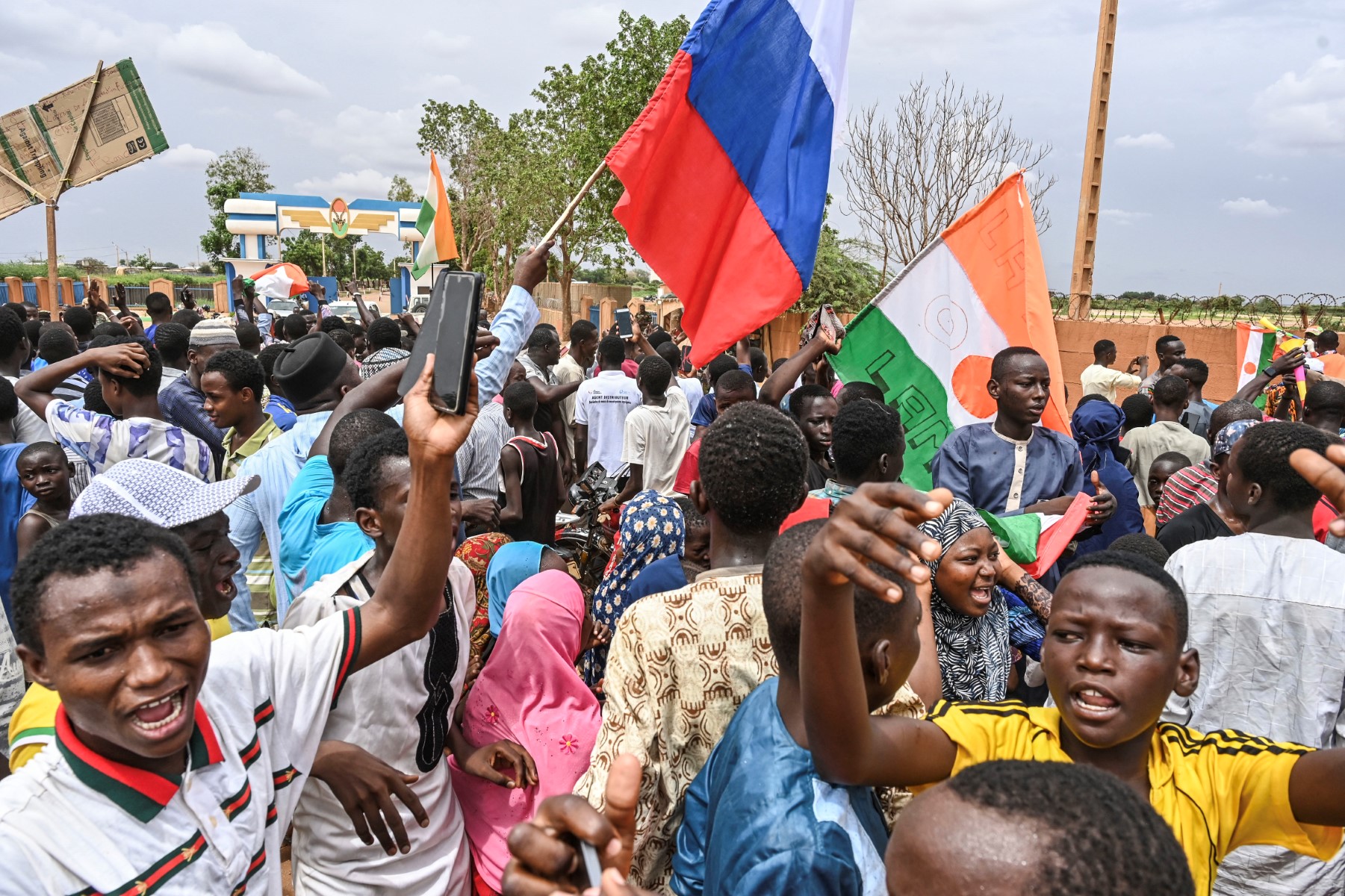 Niger: Manifestation pro-militaires près de la base française, report d'une réunion de la Cedeao