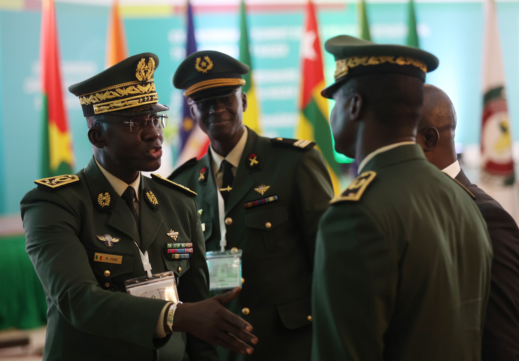 Des membres des forces armées sénégalaises discutent en marge de la session extraordinaire des chefs d'État et de gouvernement de la Communauté économique des États de l'Afrique de l'Ouest (CEDEAO) à Abuja, le 10 août 2023. (Photo Kola Sulaimon / AFP)