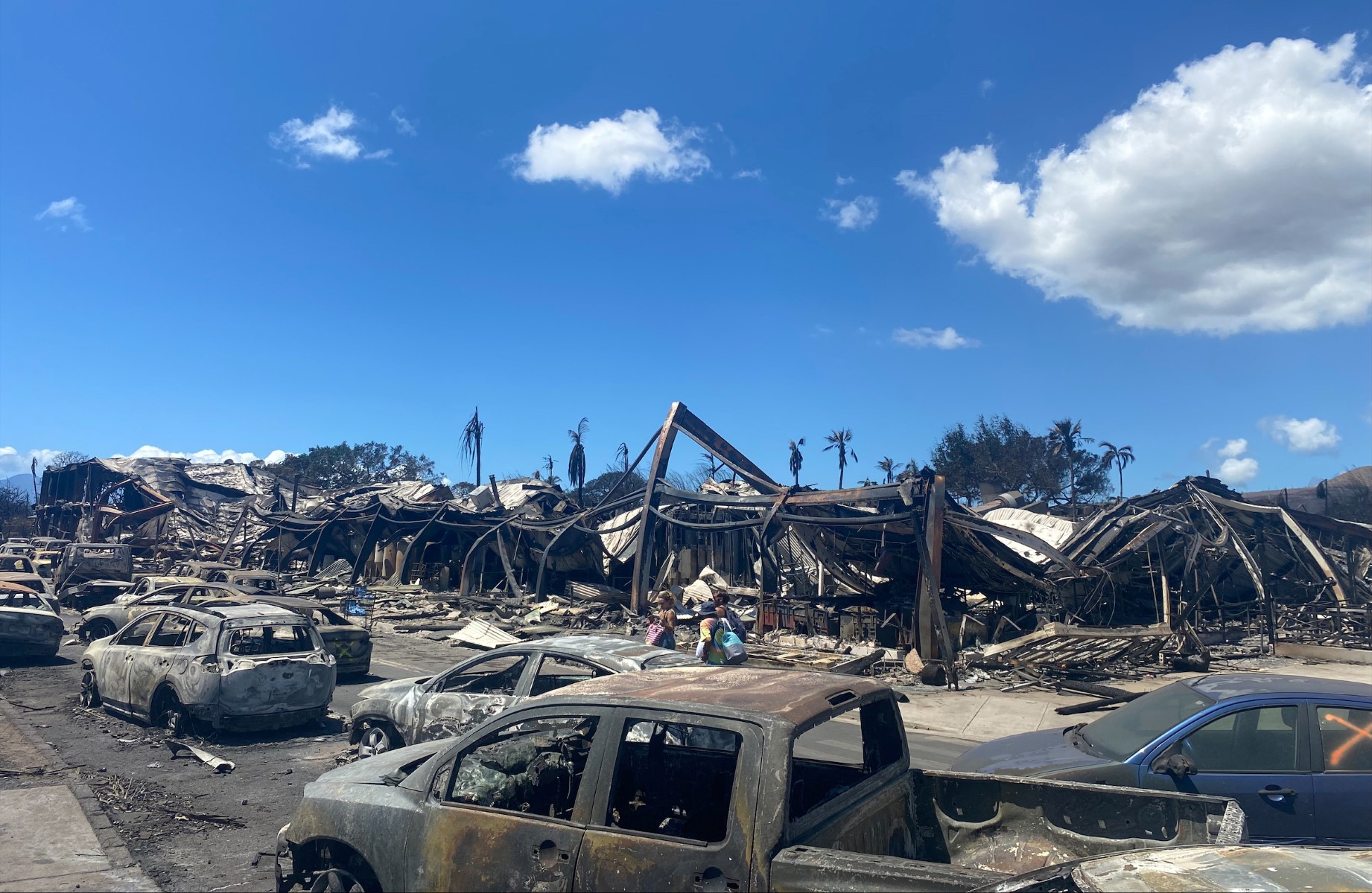 Des voitures brûlées, des bâtiments détruits et des maisons sont photographiés à la suite d'un incendie de forêt à Lahaina, dans l'ouest de Maui, à Hawaii, le 11 août 2023. (Photo de Paula Ramon / AFP)