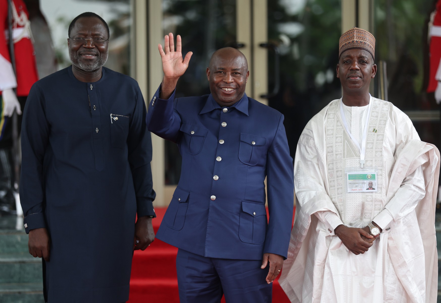 Le président de la Commission de la Communauté économique des États de l'Afrique de l'Ouest (CEDEAO), Omar Touray (à gauche), le président du Burundi, Evariste Ndayishimiye (à droite), et le ministre des Affaires étrangères du Nigeria, Adamu Ibrahim Lamuwa (à droite), posent pour une photo lors de la session extraordinaire des chefs d'État et de gouvernement de la Communauté économique des États de l'Afrique de l'Ouest (CEDEAO) à Abuja, le 10 août 2023. (Photo KOLA SULAIMON / AFP)