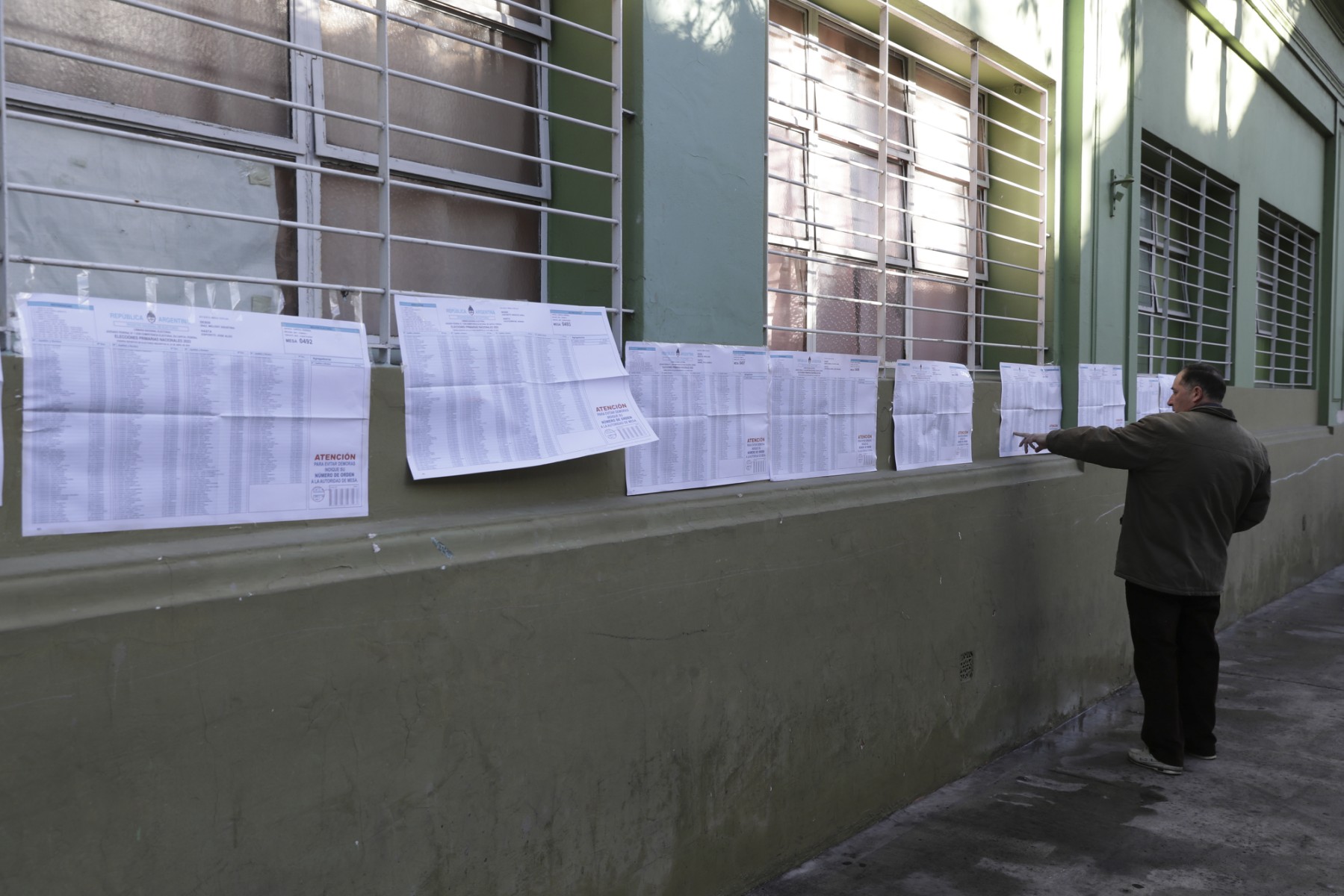 Un homme vérifie son nom sur les listes avant de voter lors des élections primaires à Buenos Aires le 13 août 2023. (AFP).