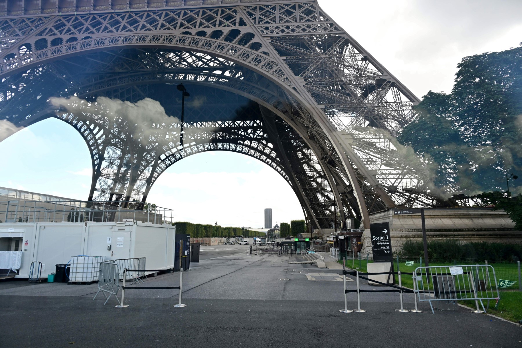 Tour Eiffel: enquête ouverte après deux fausses alertes à la bombe