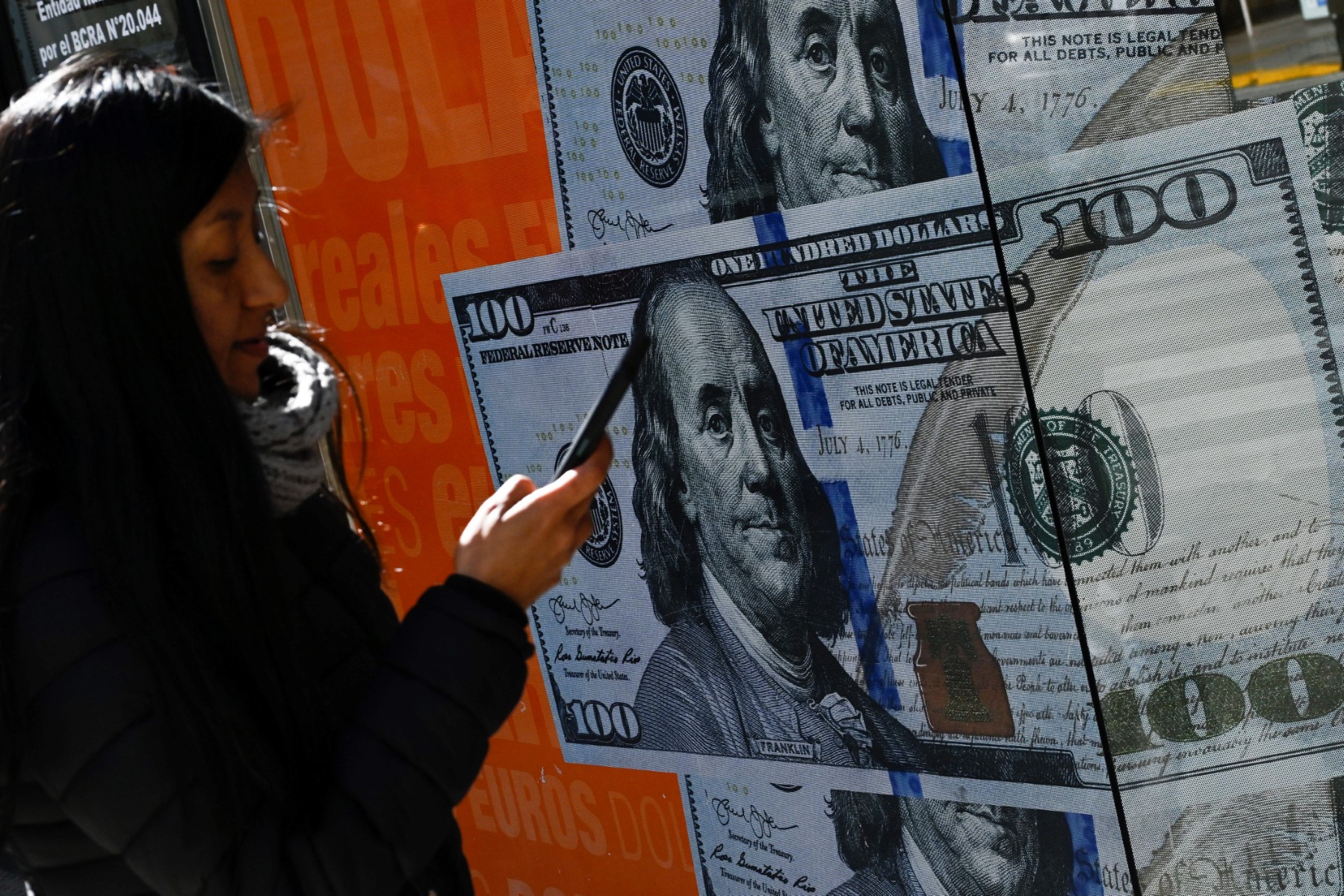 Le dollar recule légèrement, retour de l'appétit pour le risque