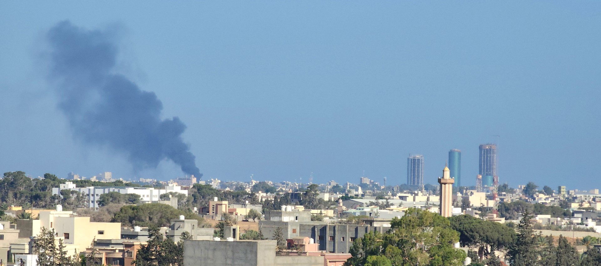 Libye: deux morts dans des combats à Tripoli, l'aéroport suspend ses vols