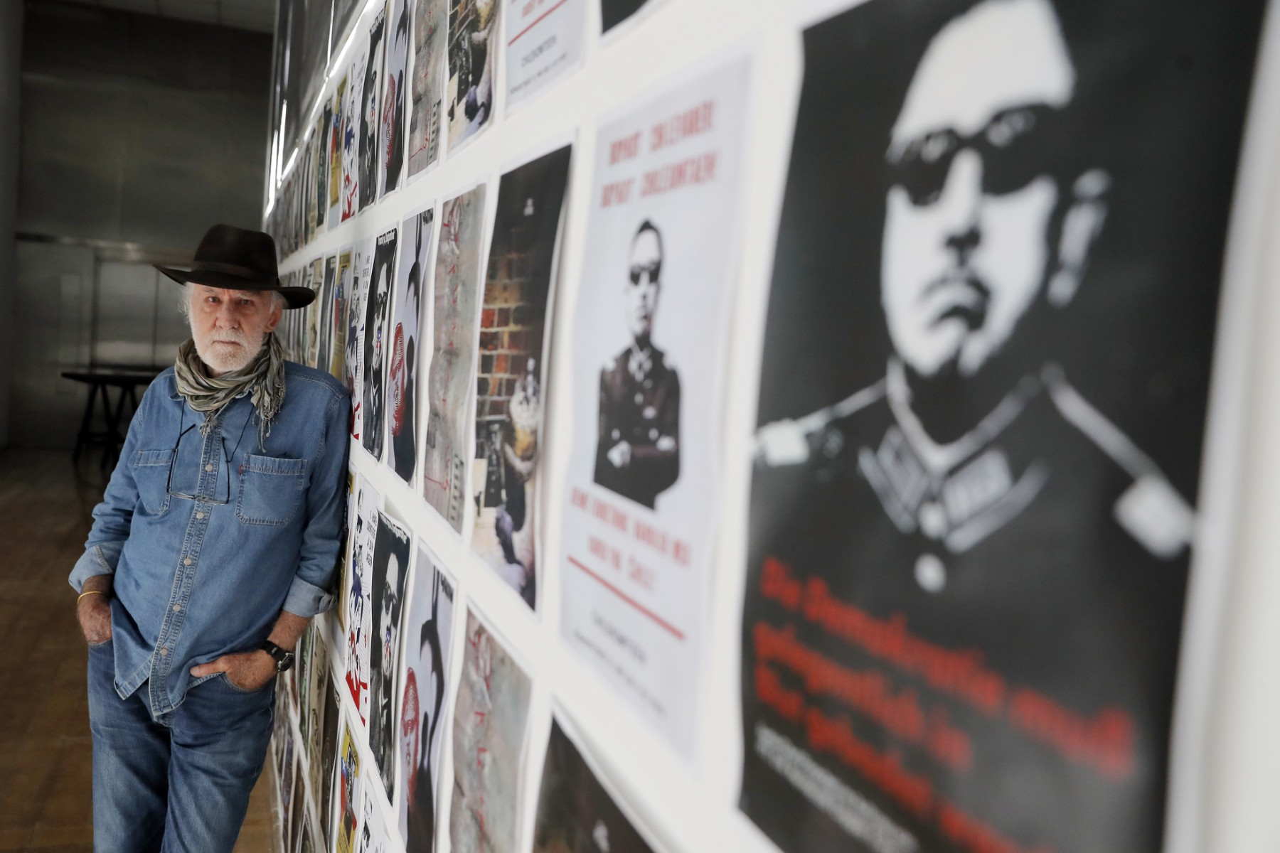 Le photographe néerlandais Chas Gerretsen à Santiago, le 16 août 2023, pour inaugurer la première exposition au Chili de ses photographies des derniers mois du gouvernement de Salvador Allende (1970-1973) et des premiers mois de la dictature militaire (1973-1990). (Photo de Javier Torres / AFP